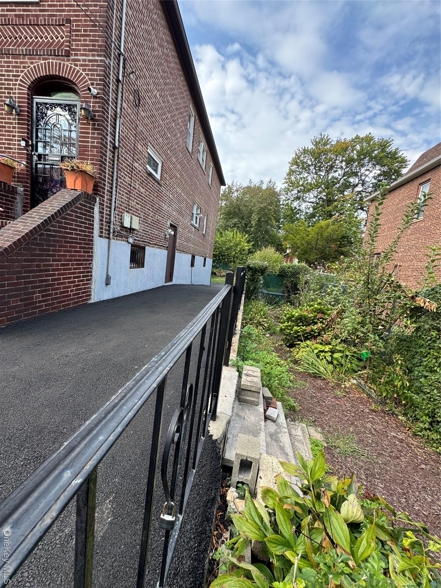 Single Family Strang  Bronx, NY 10466, MLS-916665-4