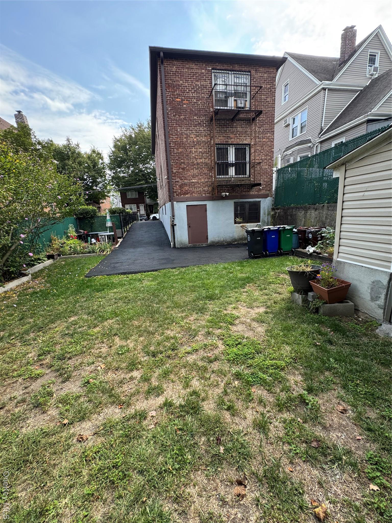 Single Family Strang  Bronx, NY 10466, MLS-916665-40