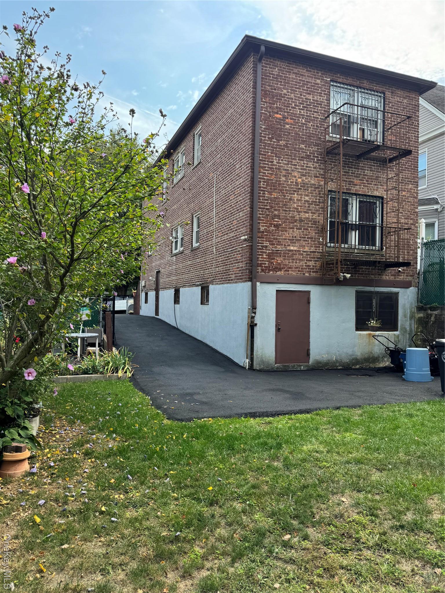 Single Family Strang  Bronx, NY 10466, MLS-916665-41