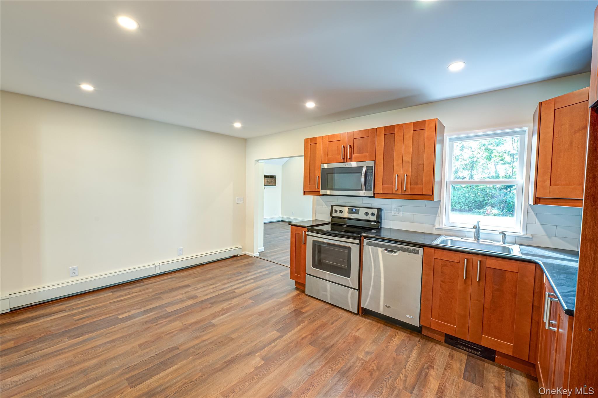 Single Family Center  Suffolk County, NY 11779, MLS-916933-4