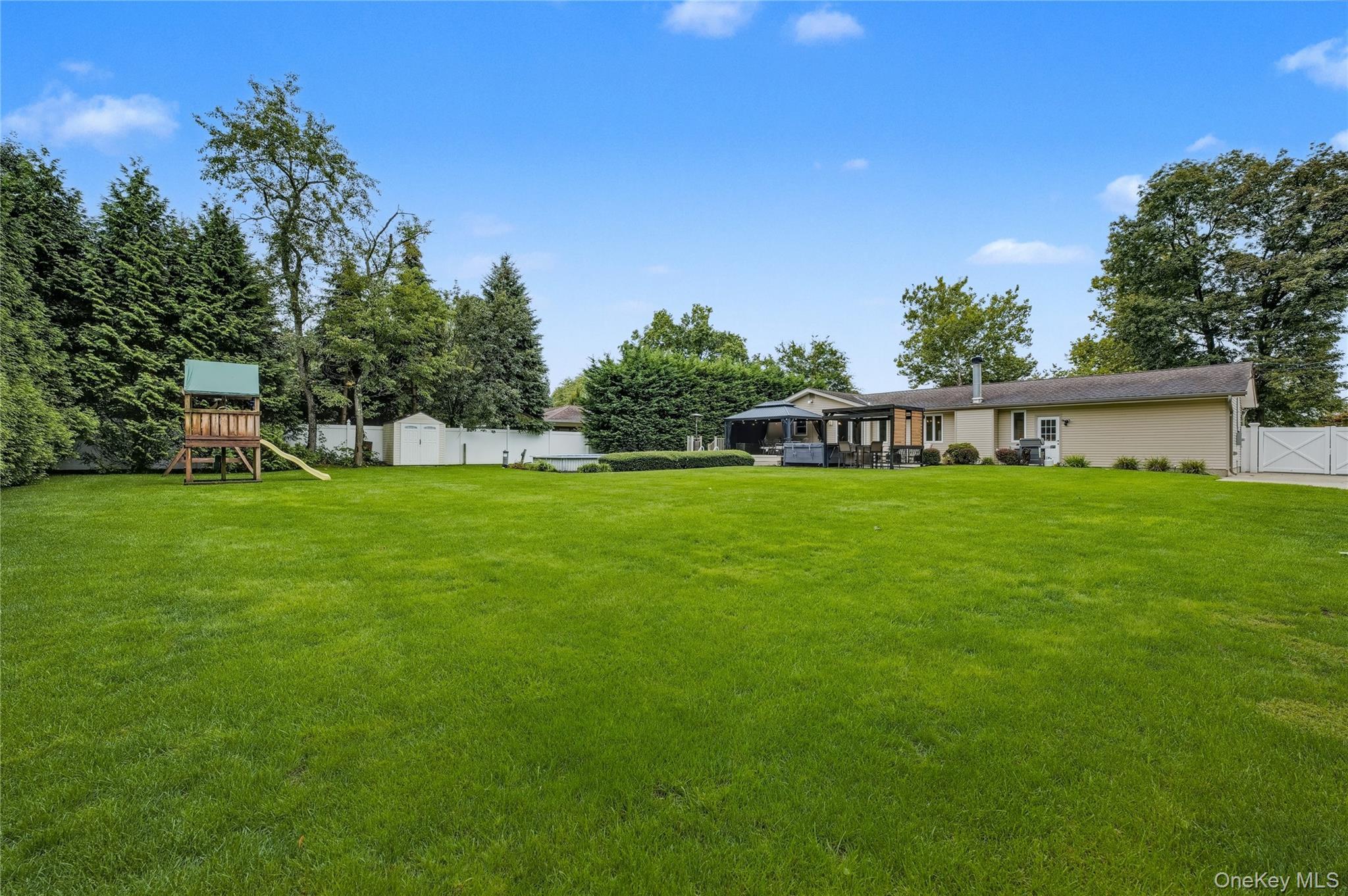 Single Family Feather  Suffolk County, NY 11725, MLS-917022-43