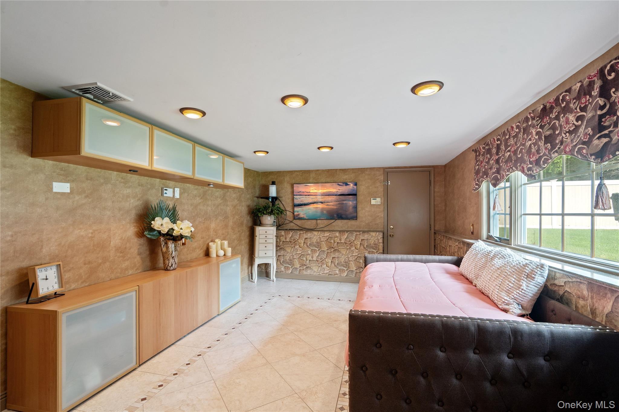 Single Family Manor  Suffolk County, NY 11706, MLS-917060-22