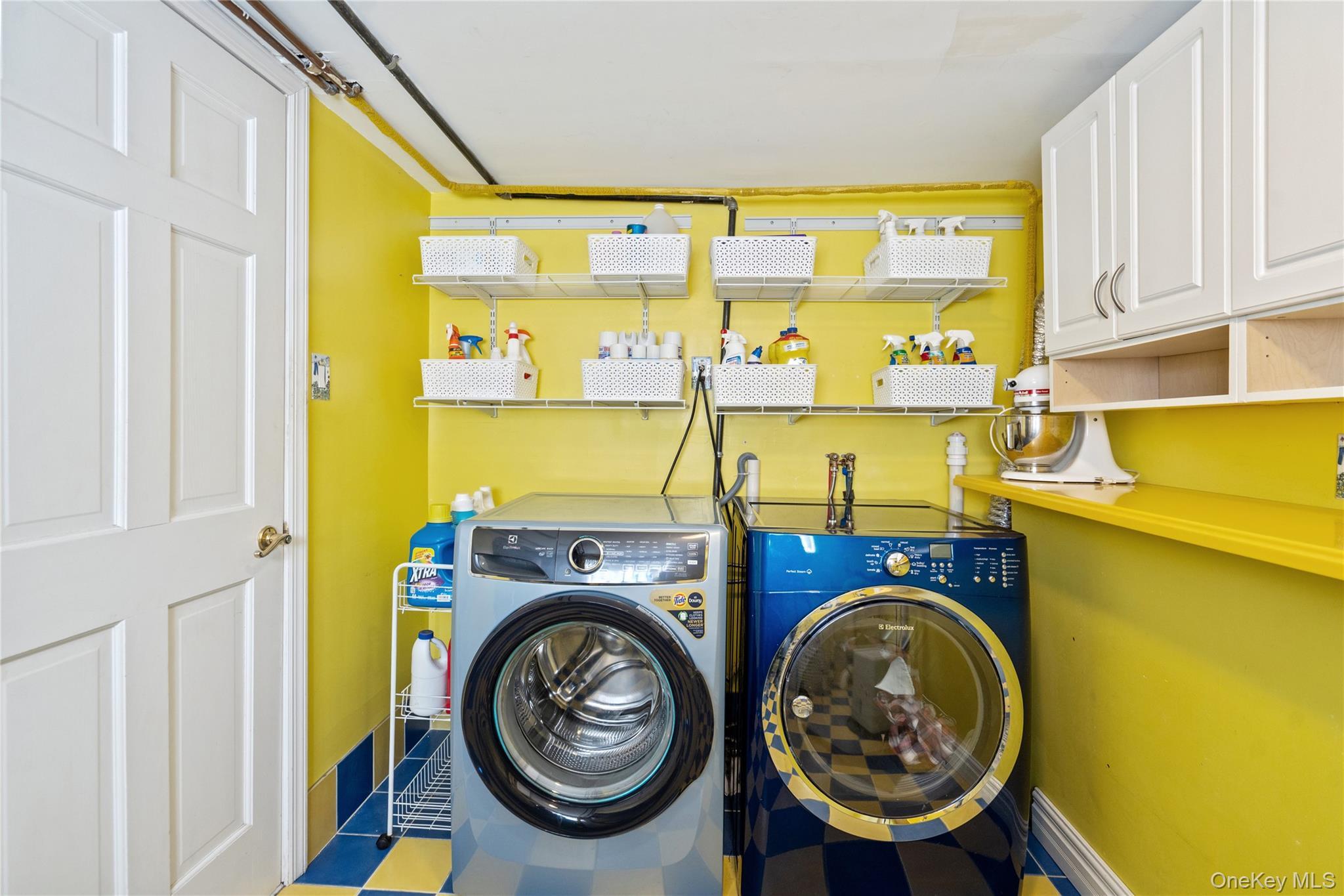 Single Family Manor  Suffolk County, NY 11706, MLS-917060-24