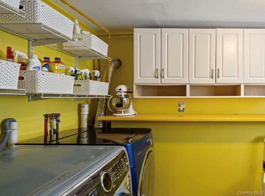 Single Family Manor  Suffolk County, NY 11706, MLS-917060-25