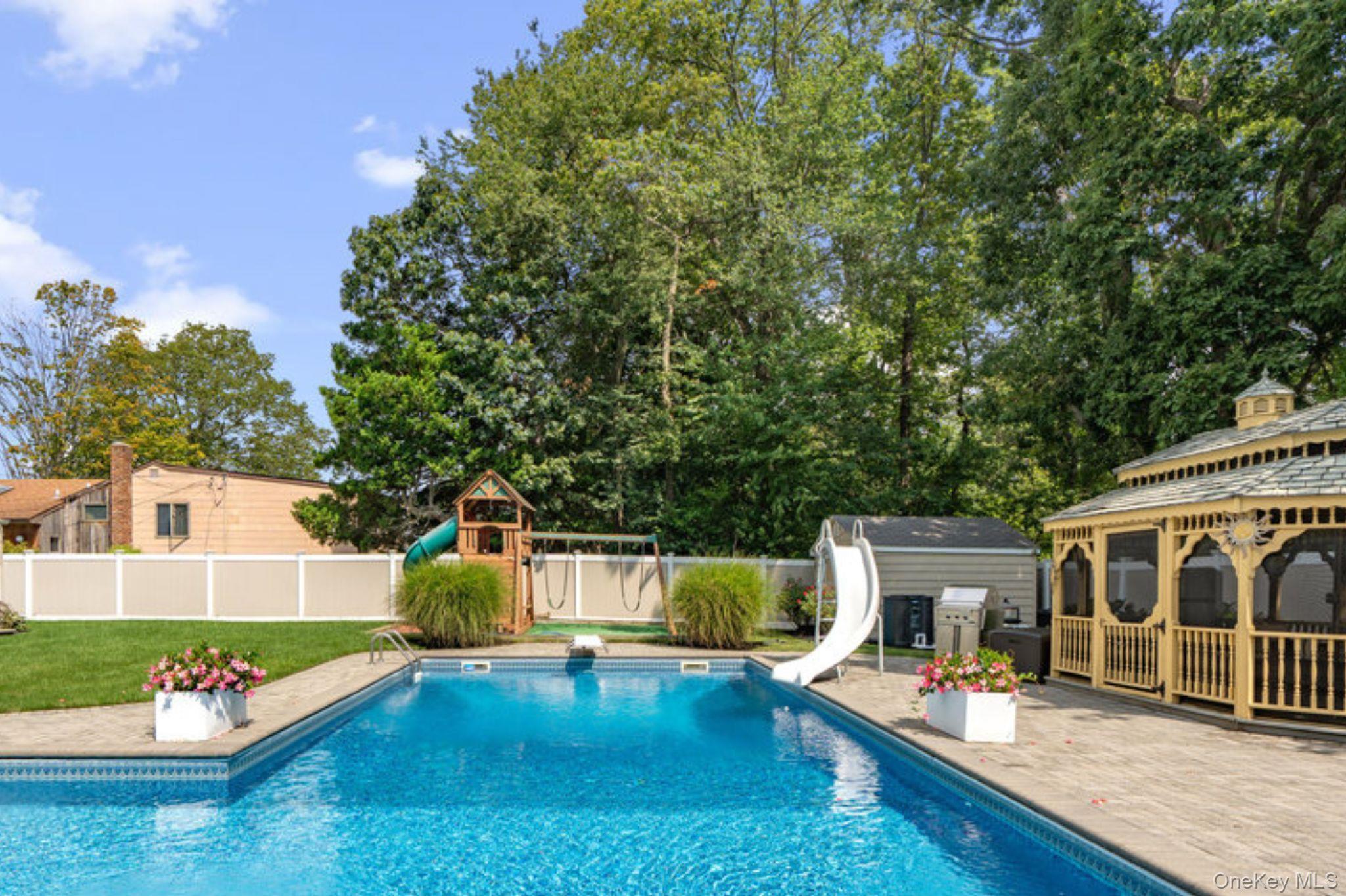 Single Family Manor  Suffolk County, NY 11706, MLS-917060-4