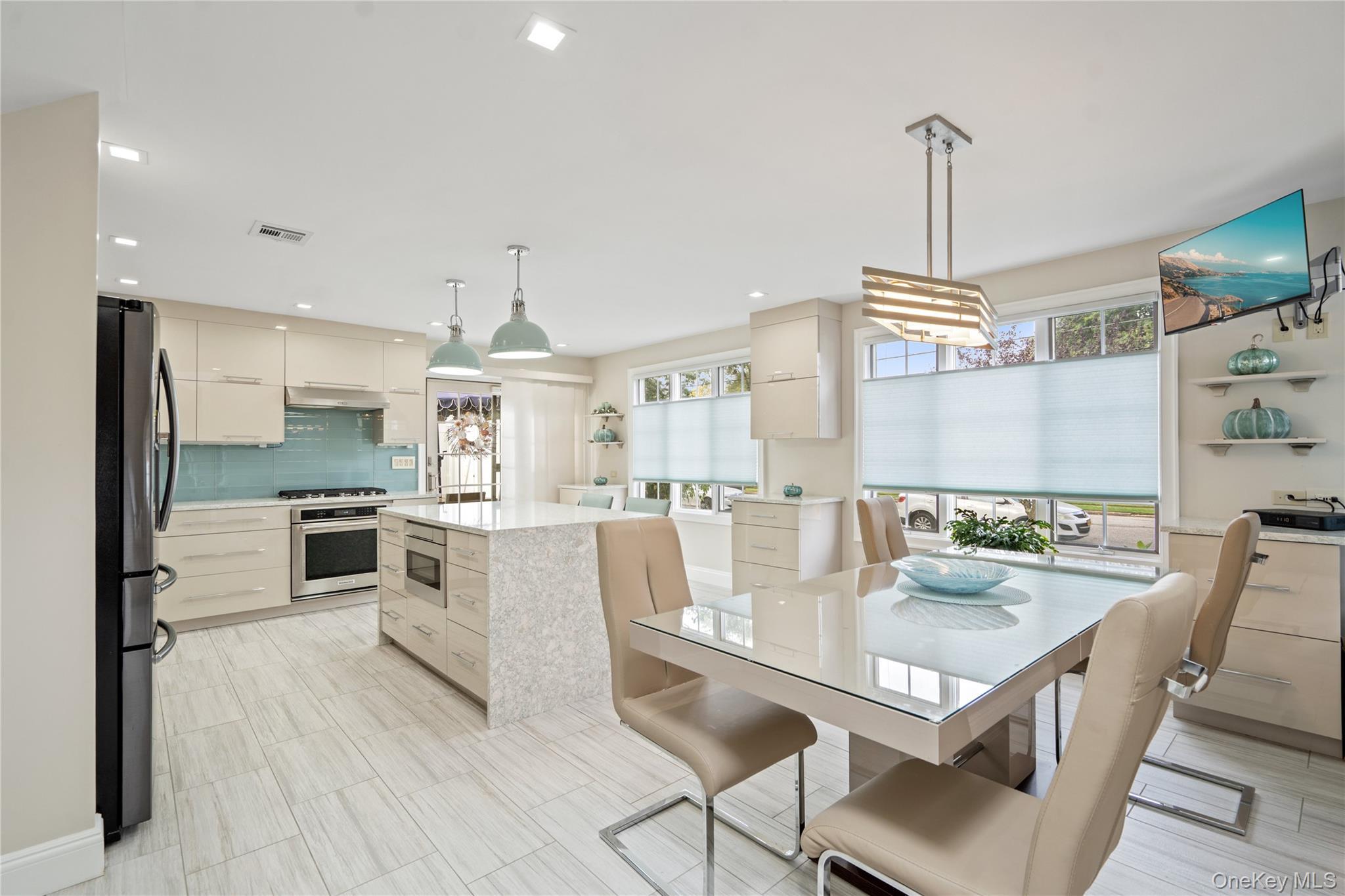 Single Family Manor  Suffolk County, NY 11706, MLS-917060-6