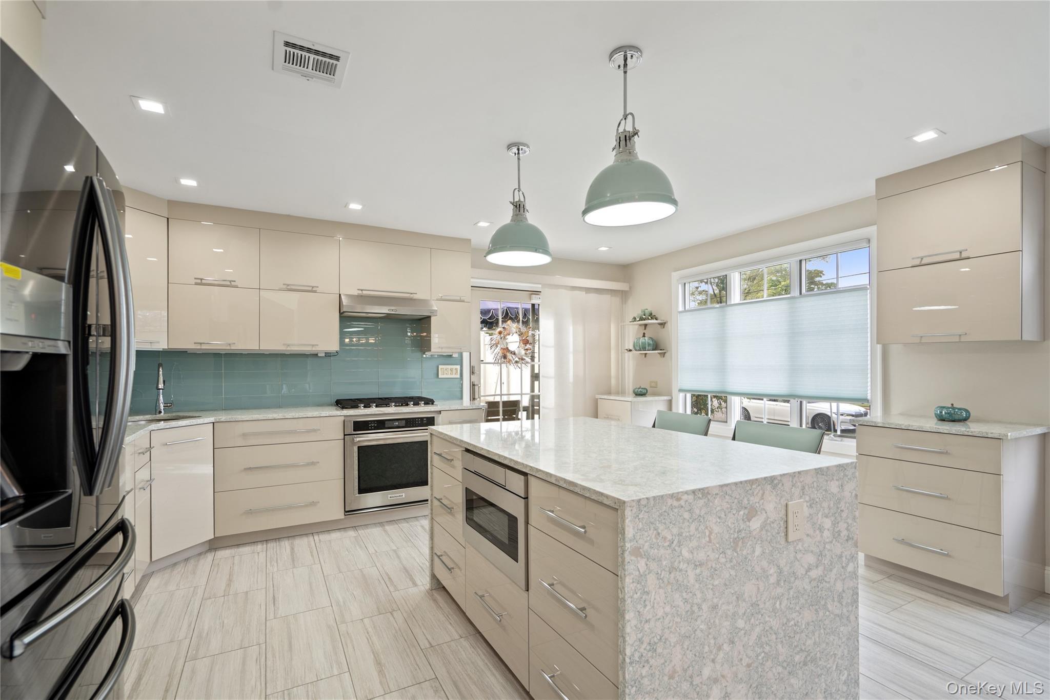 Single Family Manor  Suffolk County, NY 11706, MLS-917060-7