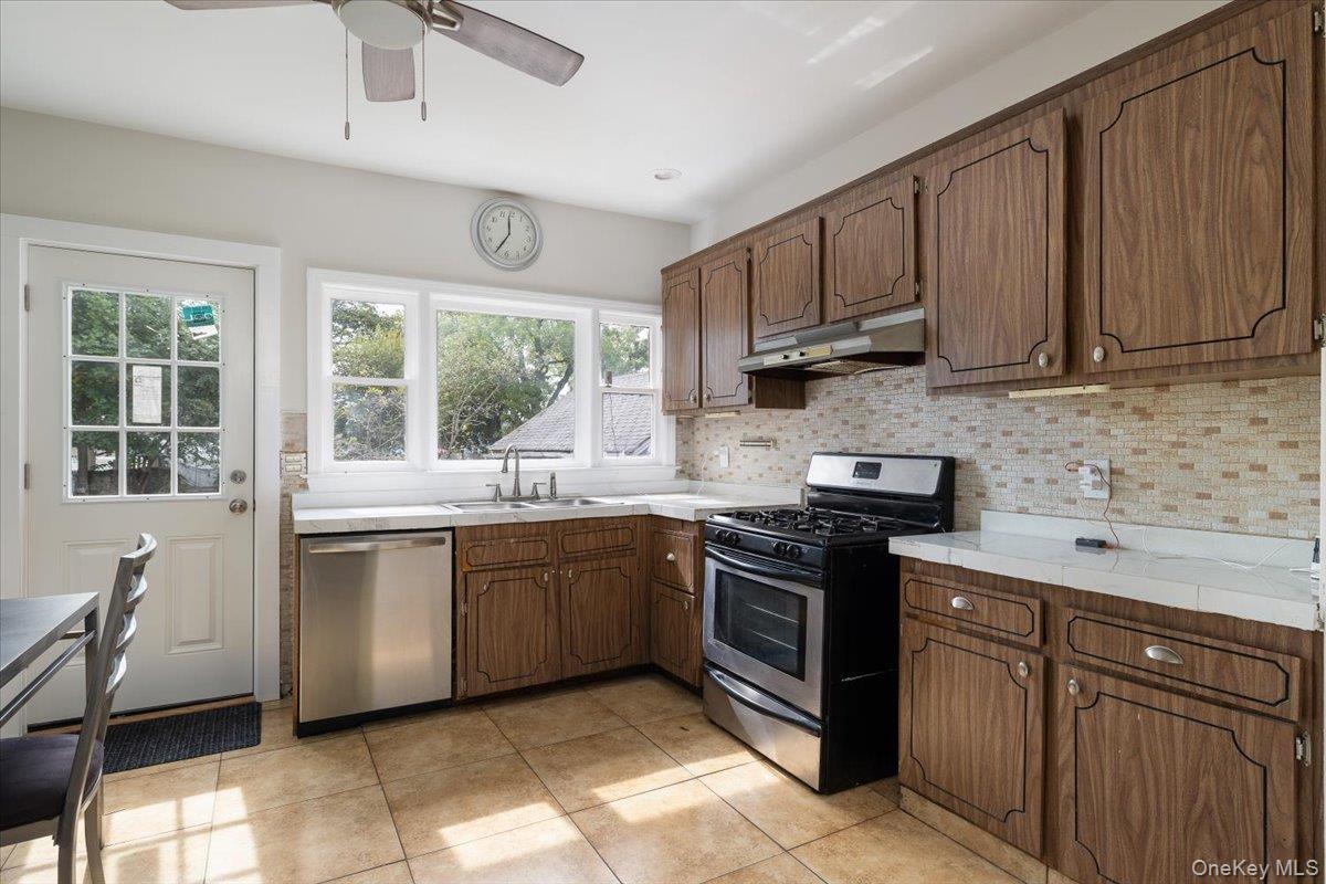 Single Family Locust Suffolk County, NY 11702, MLS-917108-11