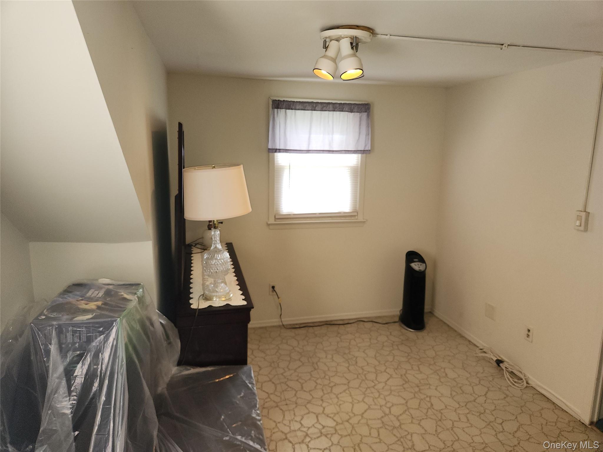 Single Family Warren  Nassau County, NY 11553, MLS-917112-19