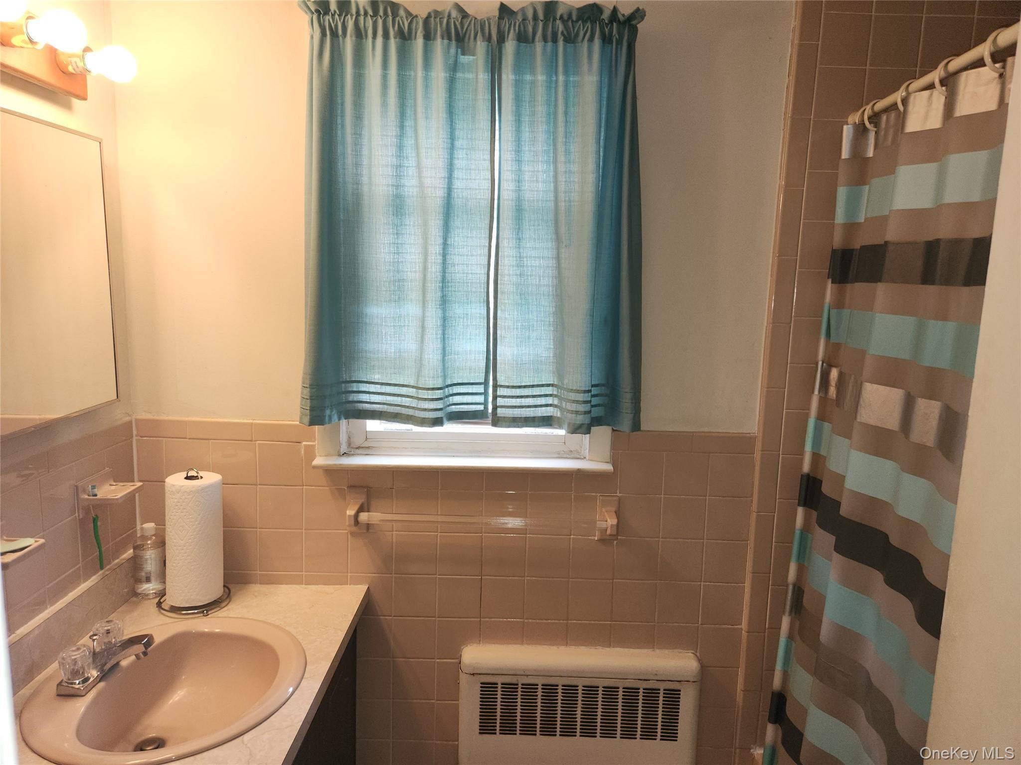 Single Family Warren  Nassau County, NY 11553, MLS-917112-23