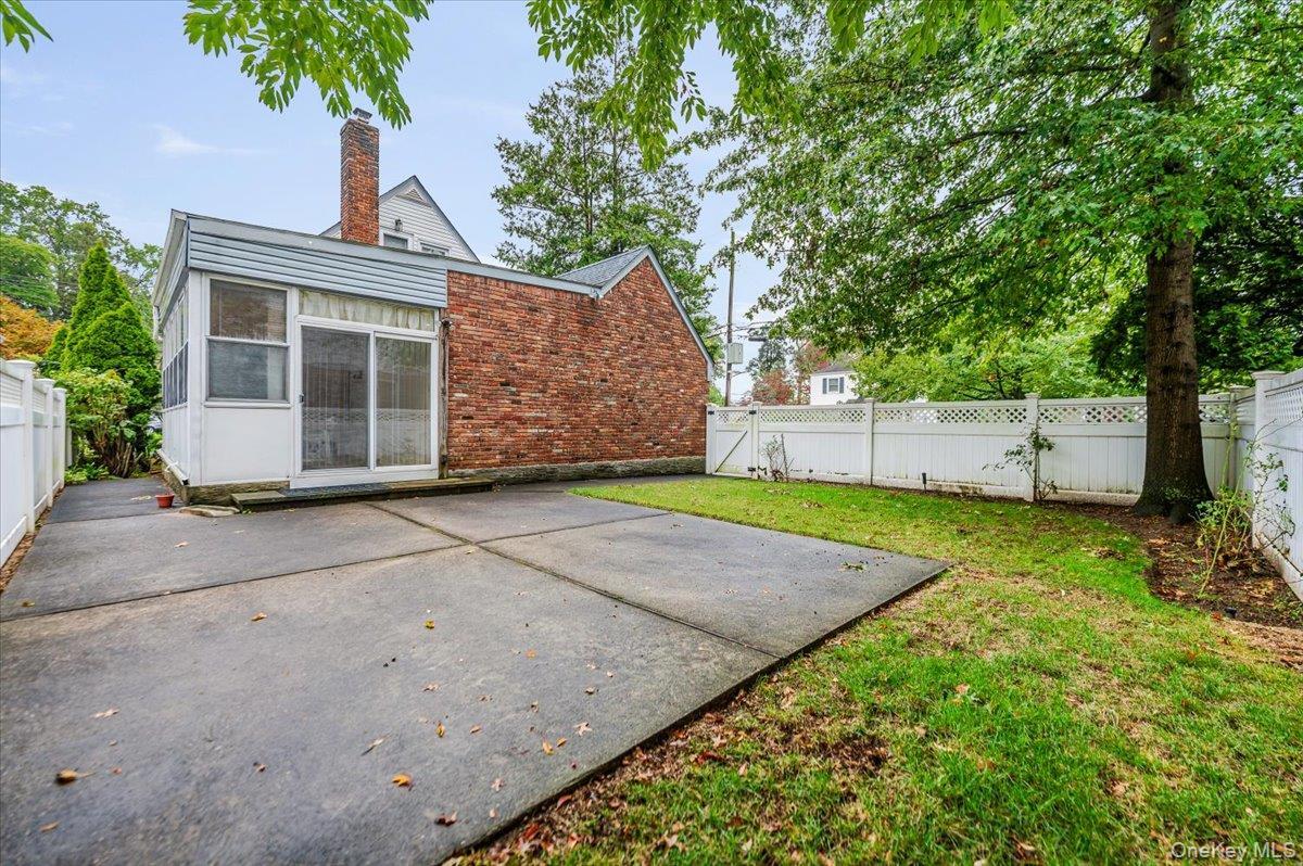 Single Family Linden Nassau County, NY 11565, MLS-917114-24