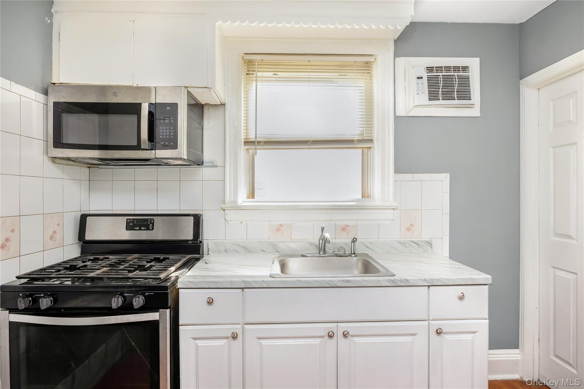 Single Family 77th  Queens, NY 11421, MLS-917488-20