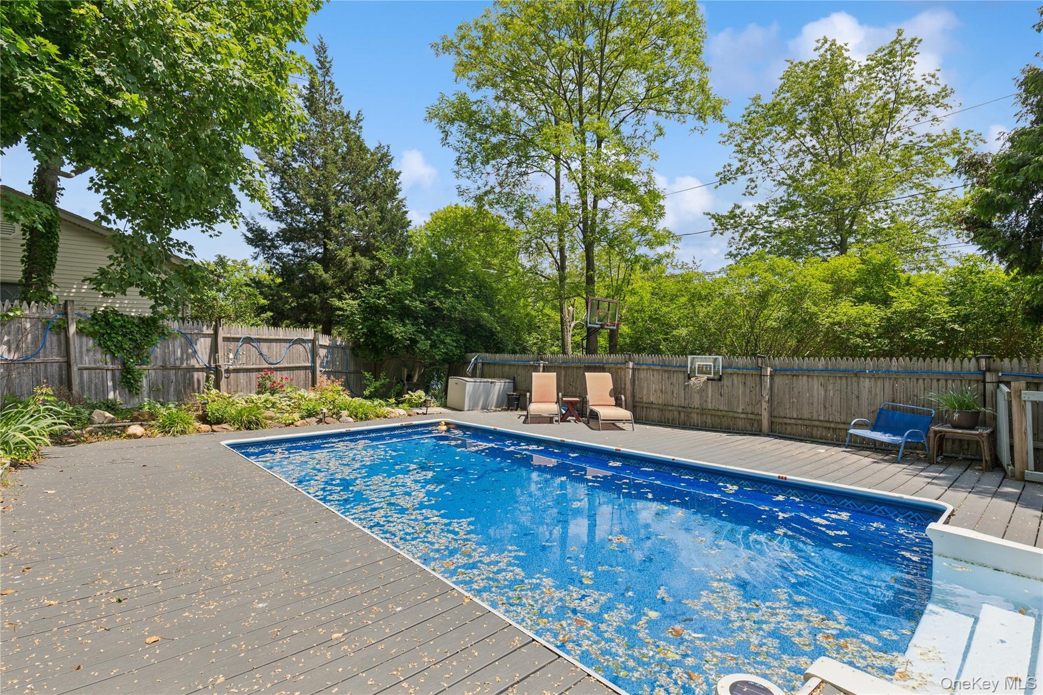 Single Family North Railroad Avenue  Suffolk County, NY 11901-6016, MLS-917625-36