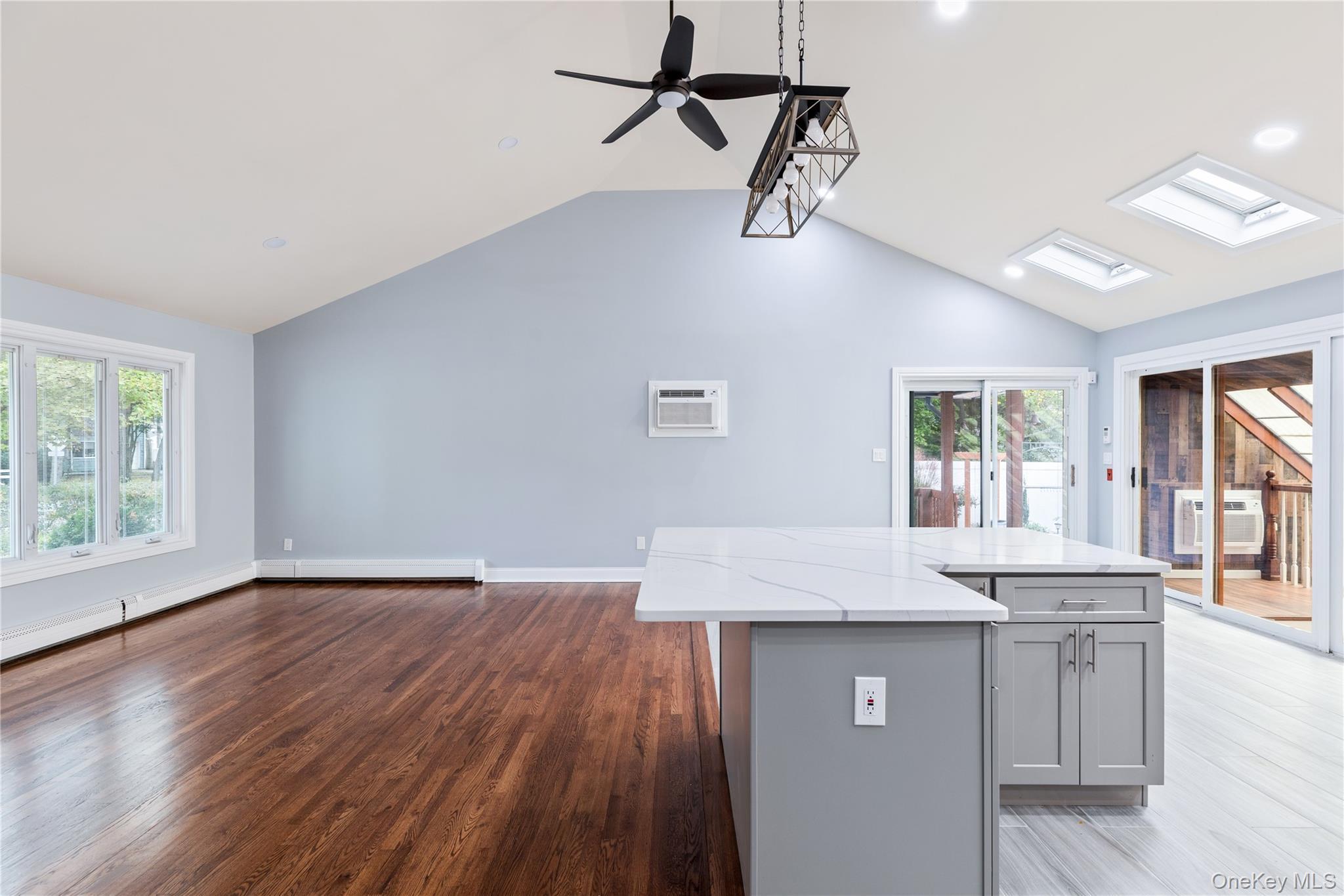 Single Family Hauser  Suffolk County, NY 11741, MLS-917822-10