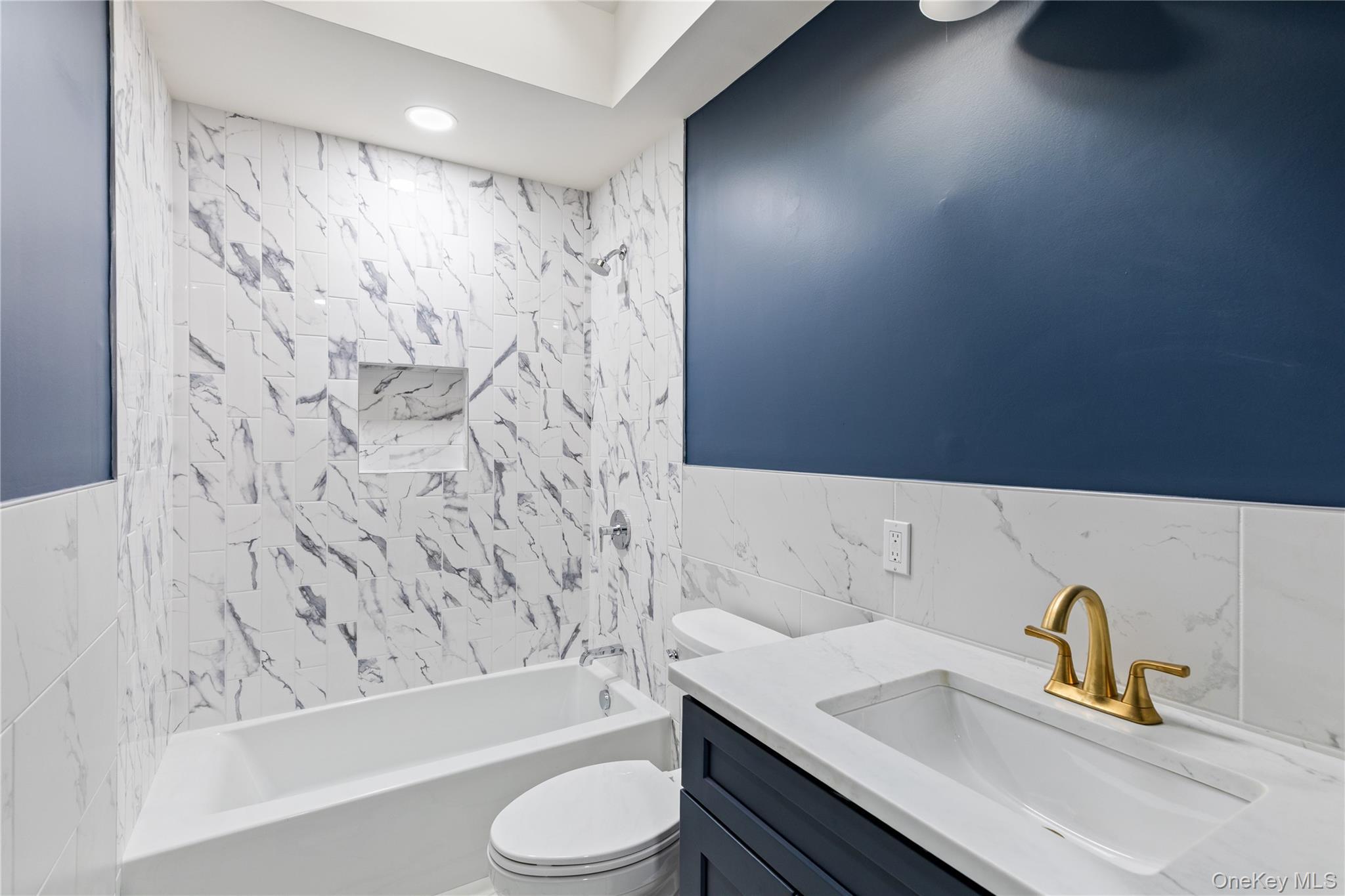 Single Family Hauser  Suffolk County, NY 11741, MLS-917822-12