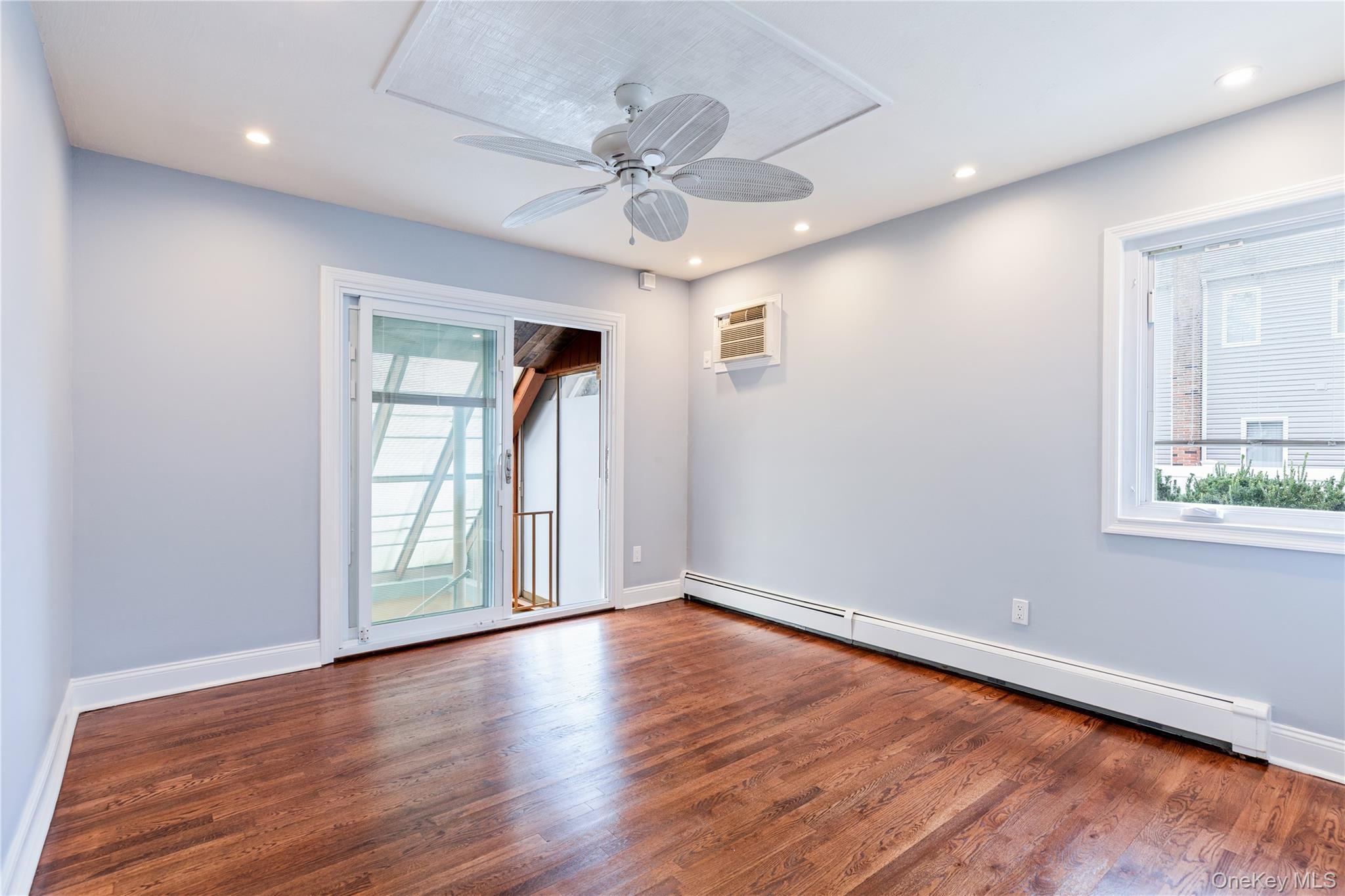 Single Family Hauser  Suffolk County, NY 11741, MLS-917822-15