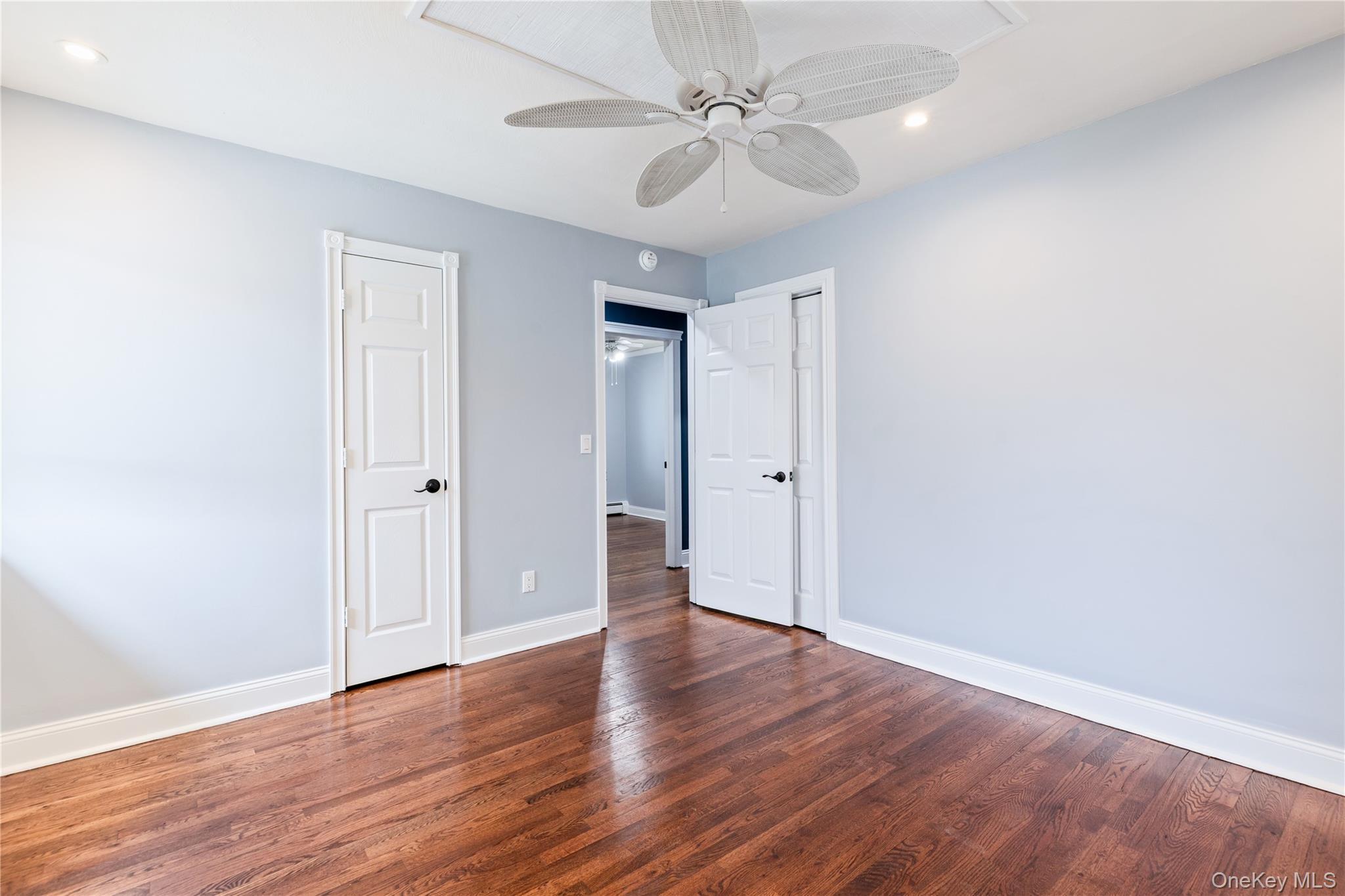 Single Family Hauser  Suffolk County, NY 11741, MLS-917822-16