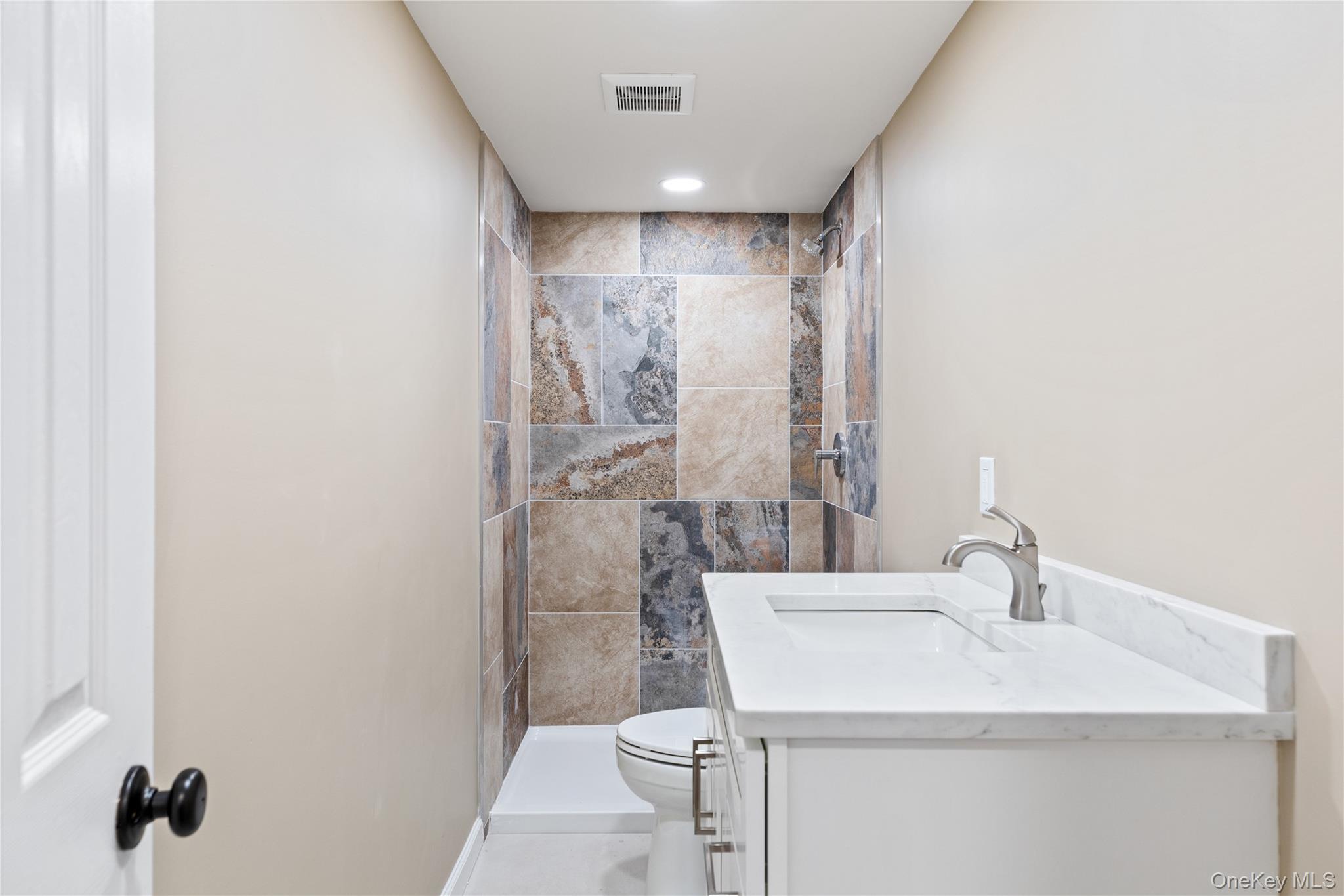 Single Family Hauser  Suffolk County, NY 11741, MLS-917822-24