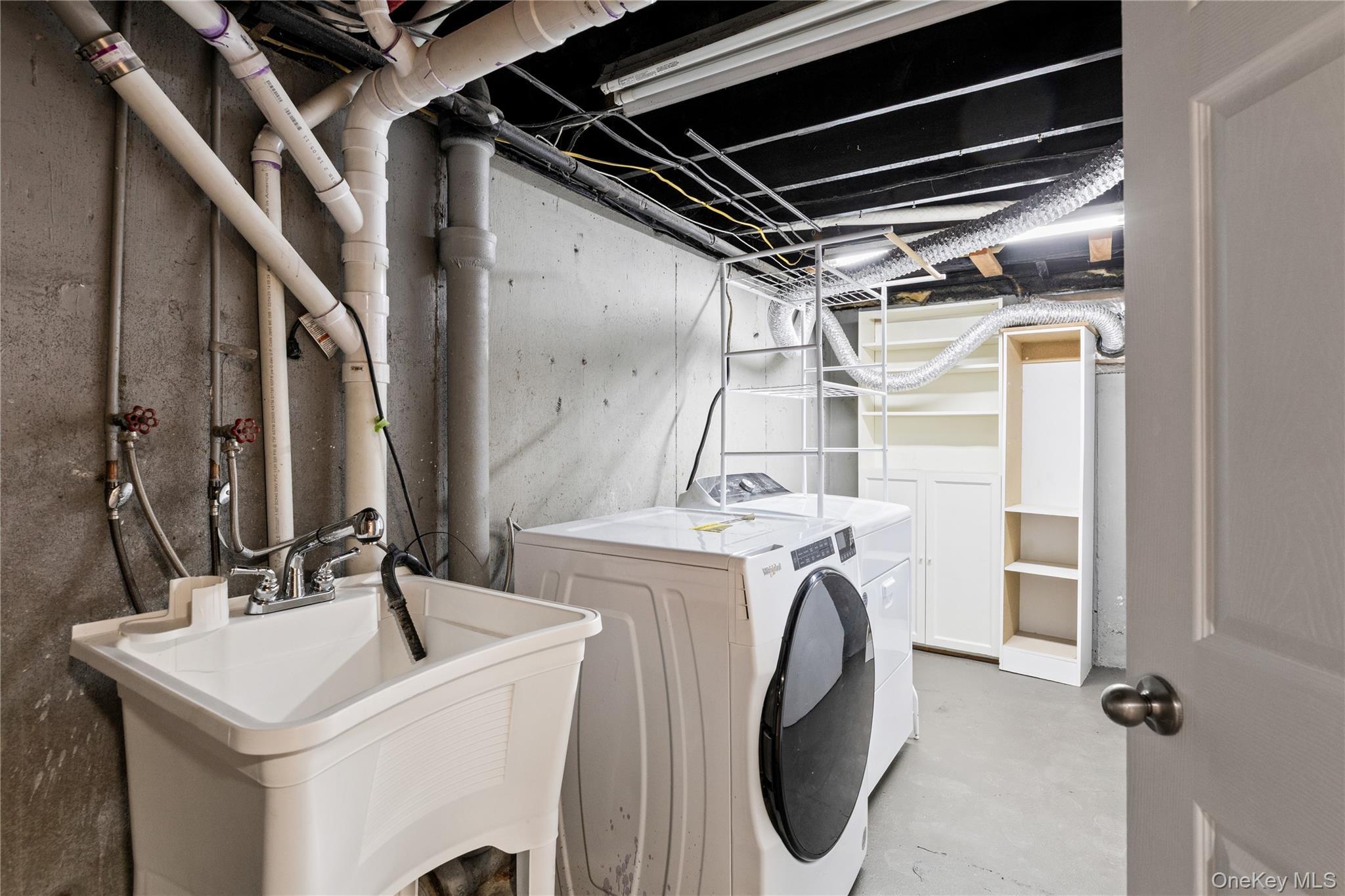 Single Family Hauser  Suffolk County, NY 11741, MLS-917822-27