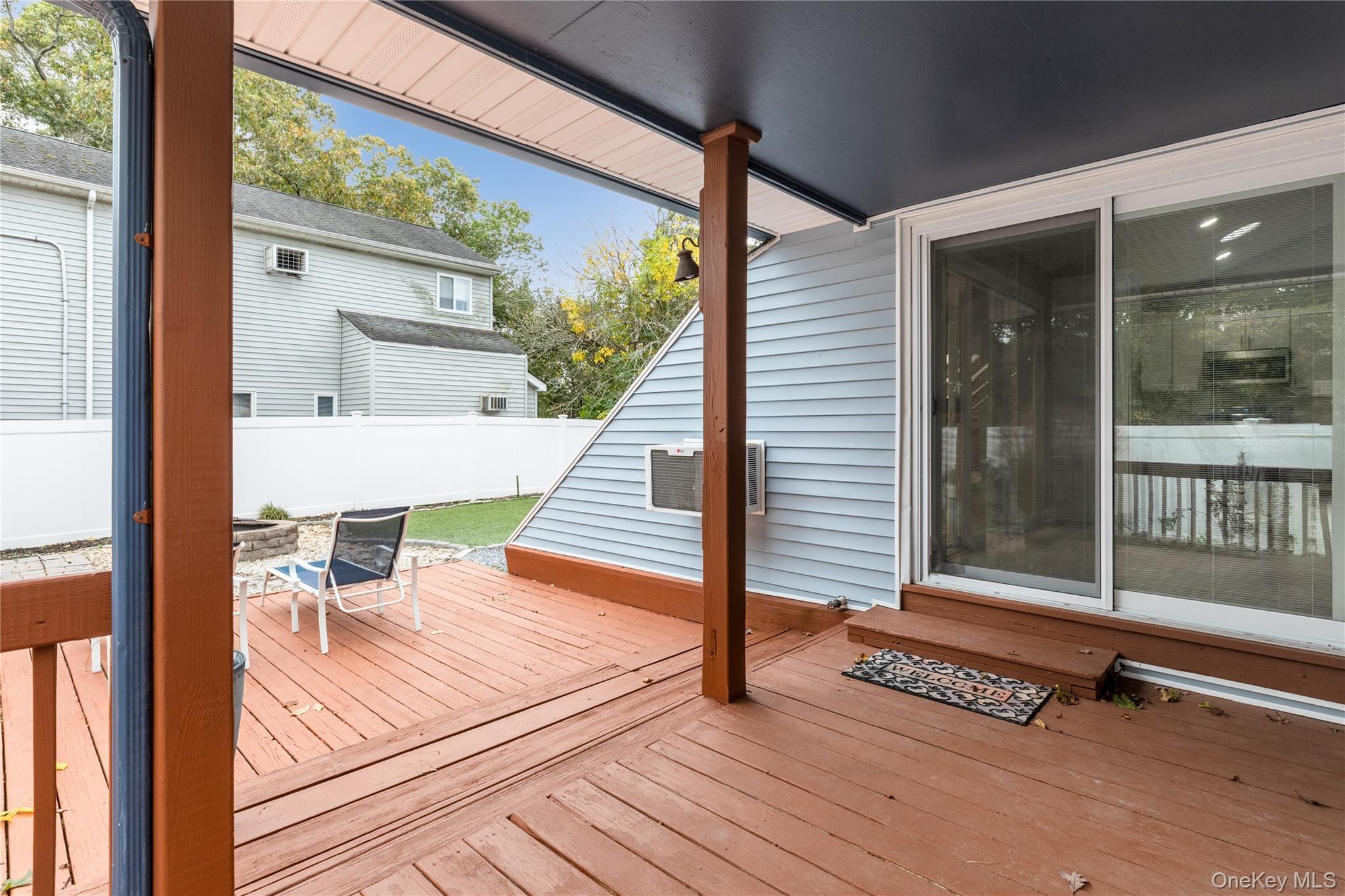 Single Family Hauser  Suffolk County, NY 11741, MLS-917822-28