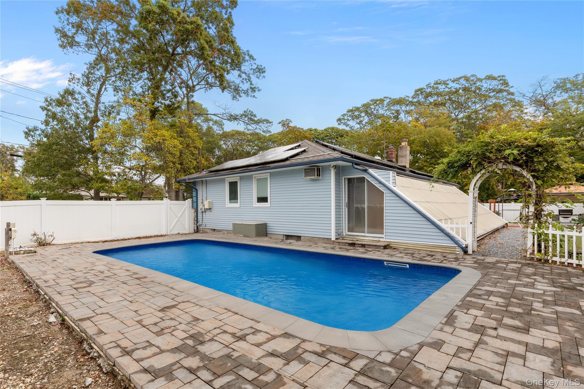 Single Family Hauser  Suffolk County, NY 11741, MLS-917822-30