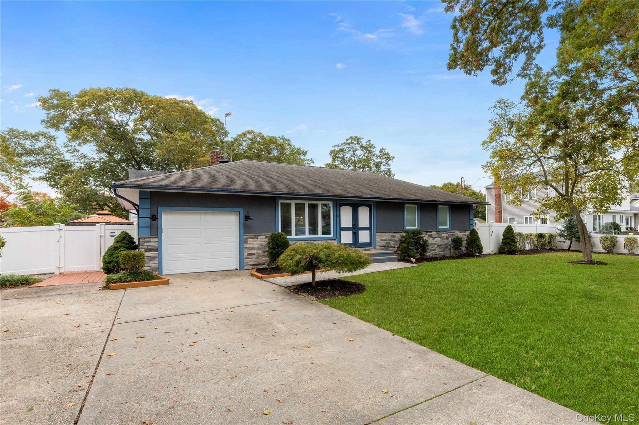 Single Family Hauser  Suffolk County, NY 11741, MLS-917822-32