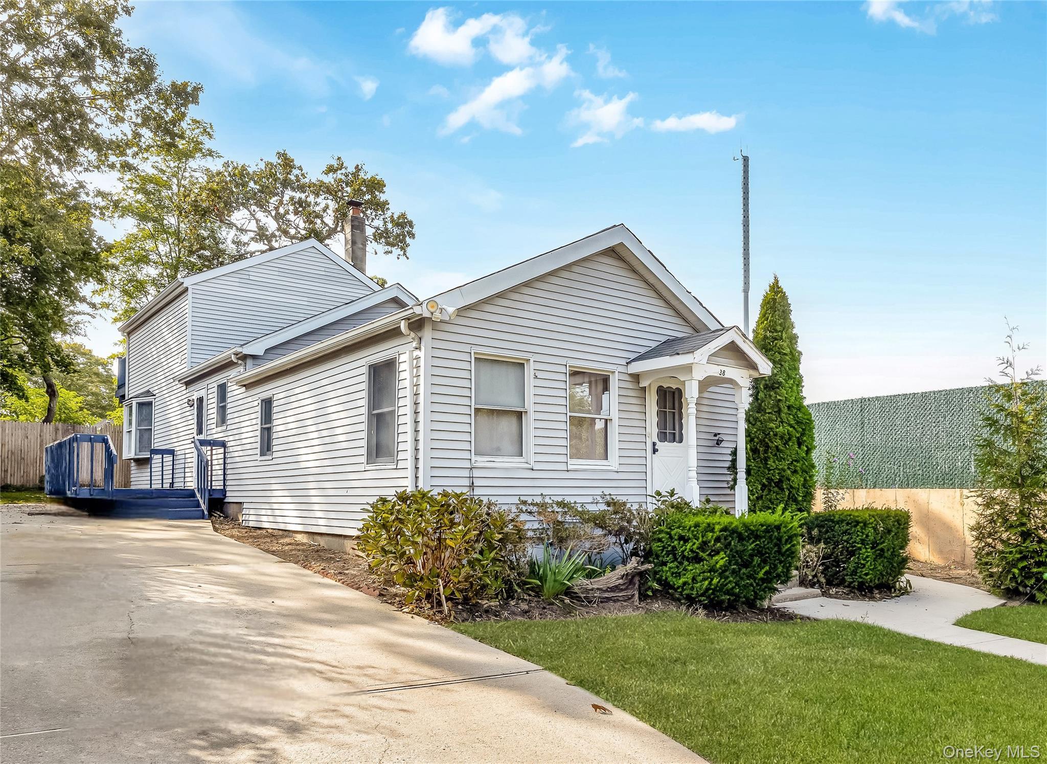 Single Family Woodmont Suffolk County, NY 11738, MLS-917884-2