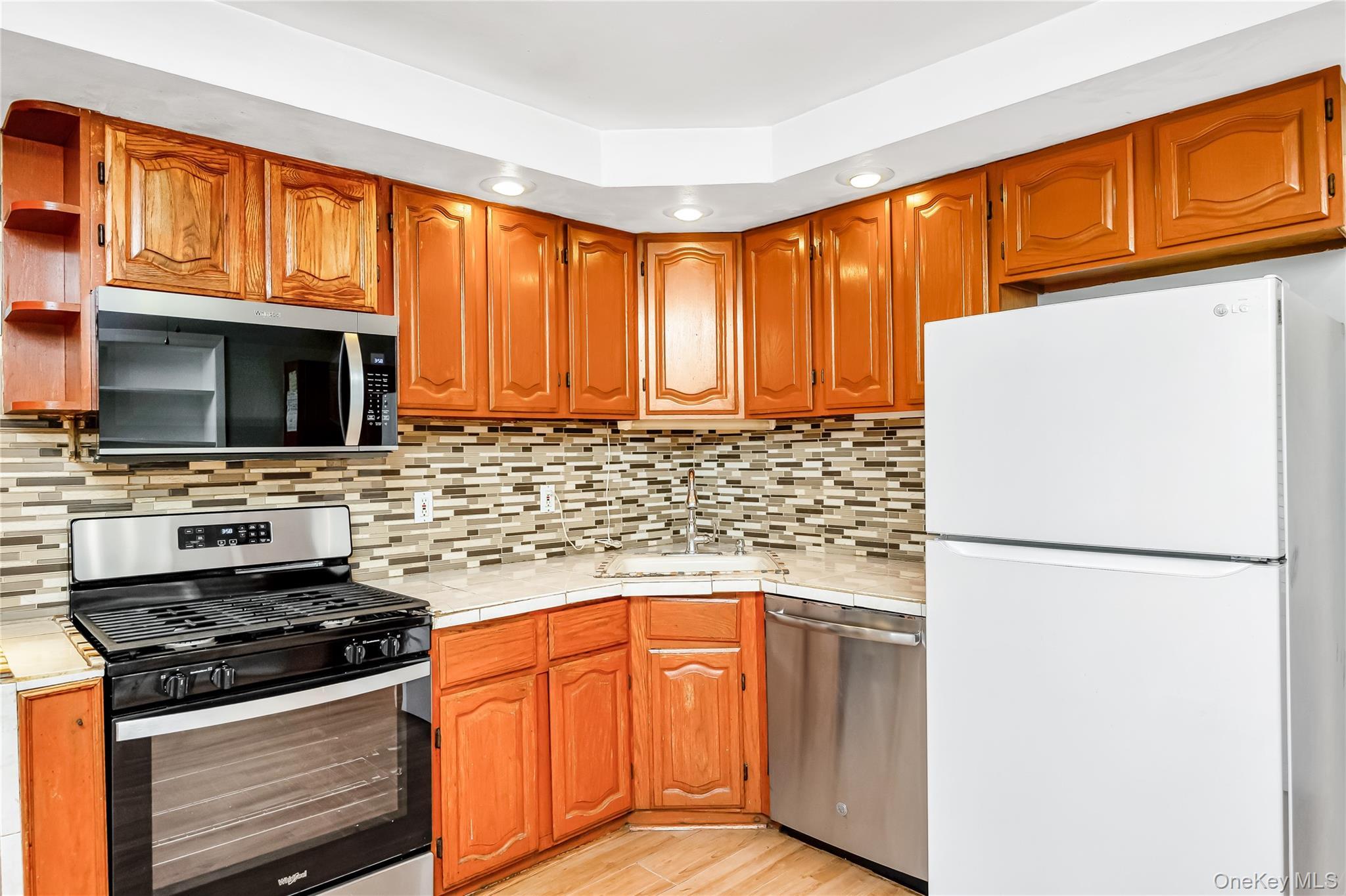 Single Family Woodmont Suffolk County, NY 11738, MLS-917884-5