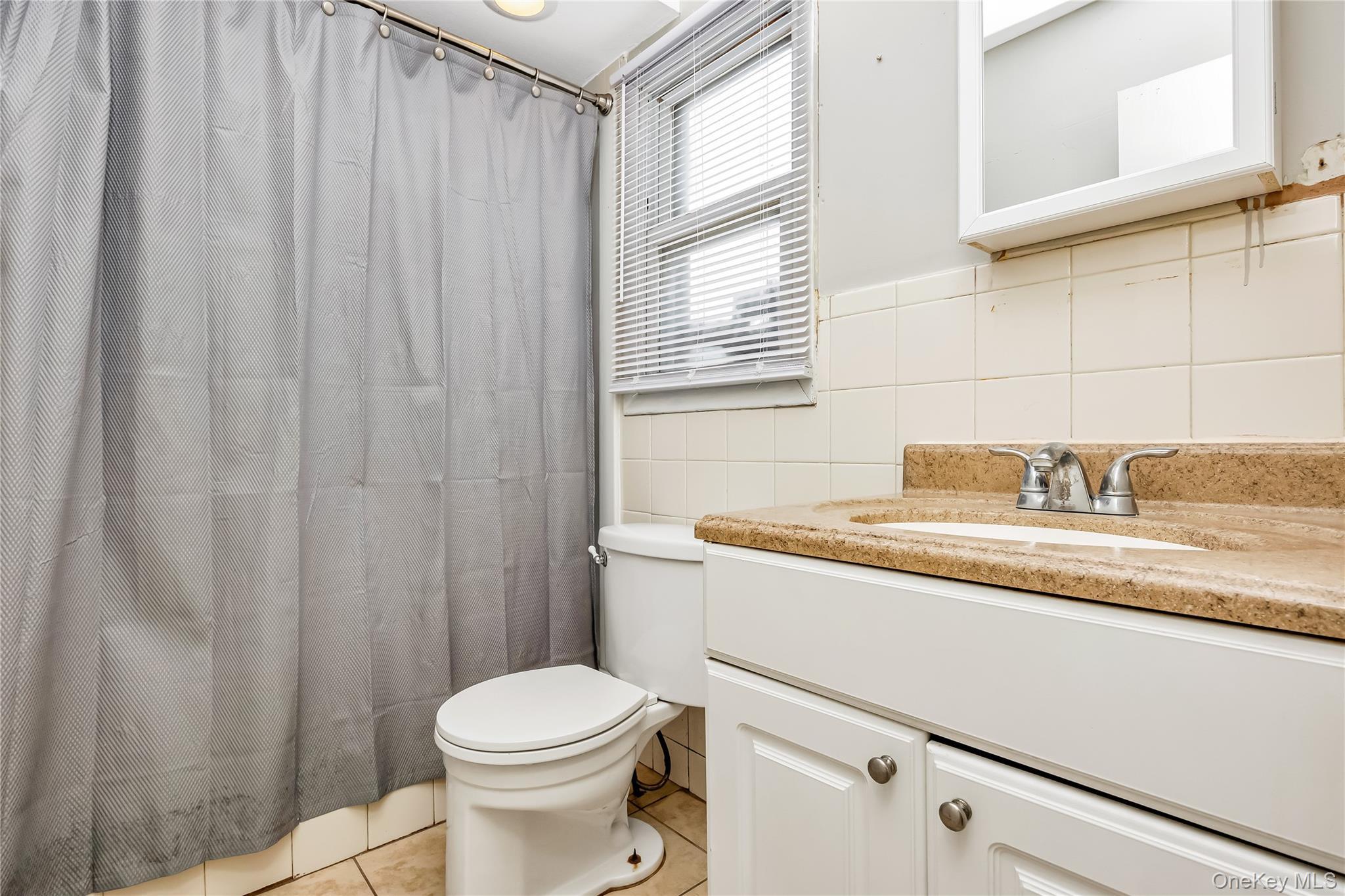 Single Family Woodmont Suffolk County, NY 11738, MLS-917884-8