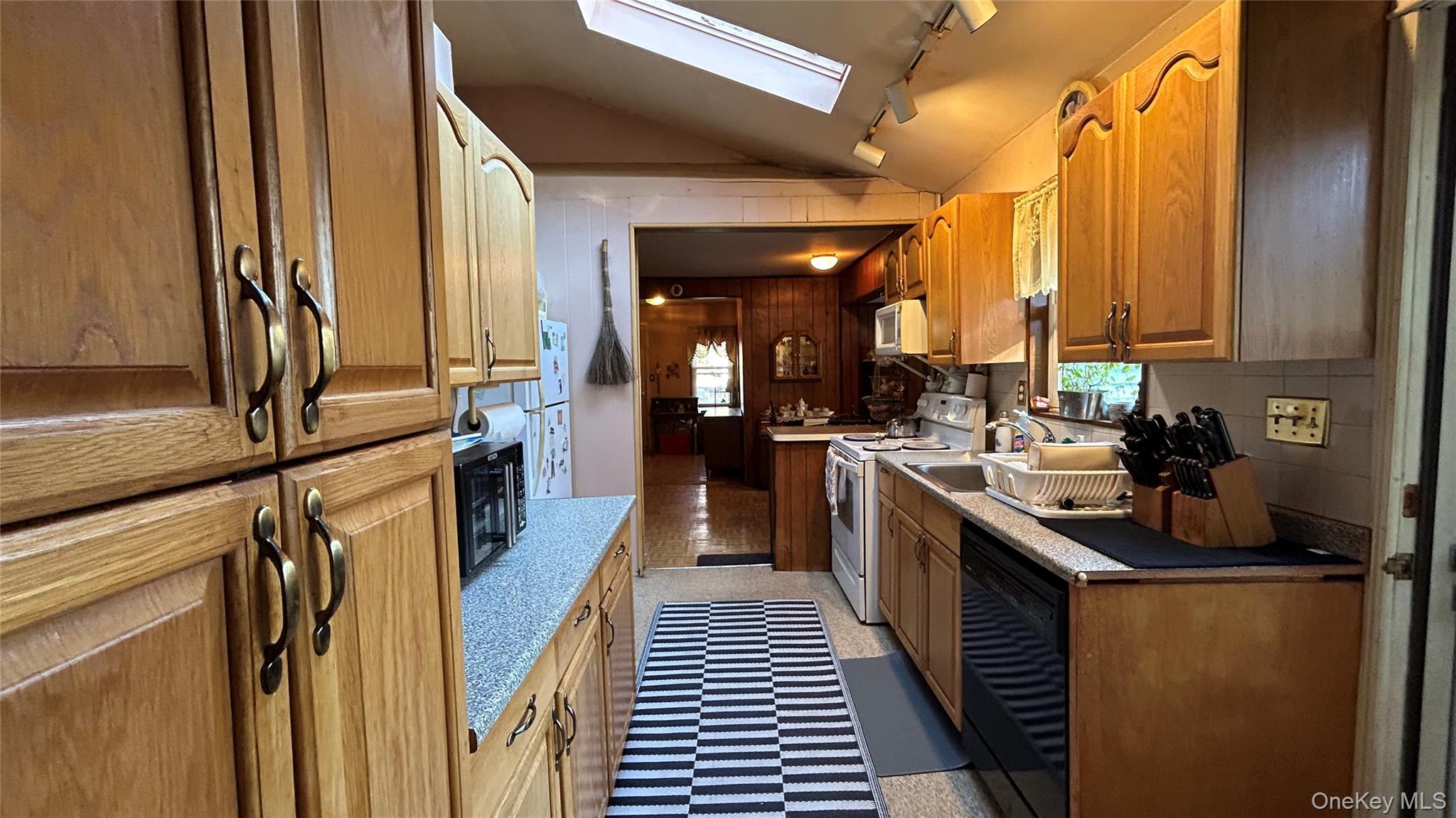 Single Family Newfoundland Suffolk County, NY 11743, MLS-918116-12