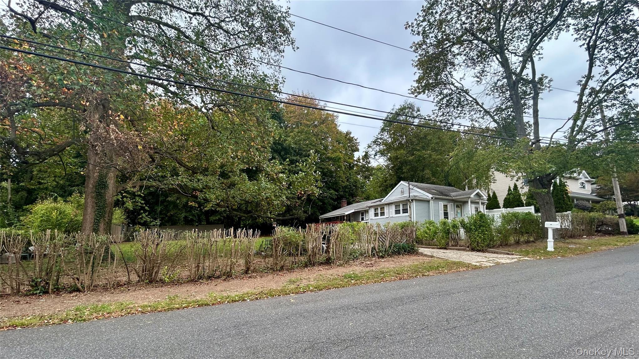 Single Family Newfoundland Suffolk County, NY 11743, MLS-918116-2