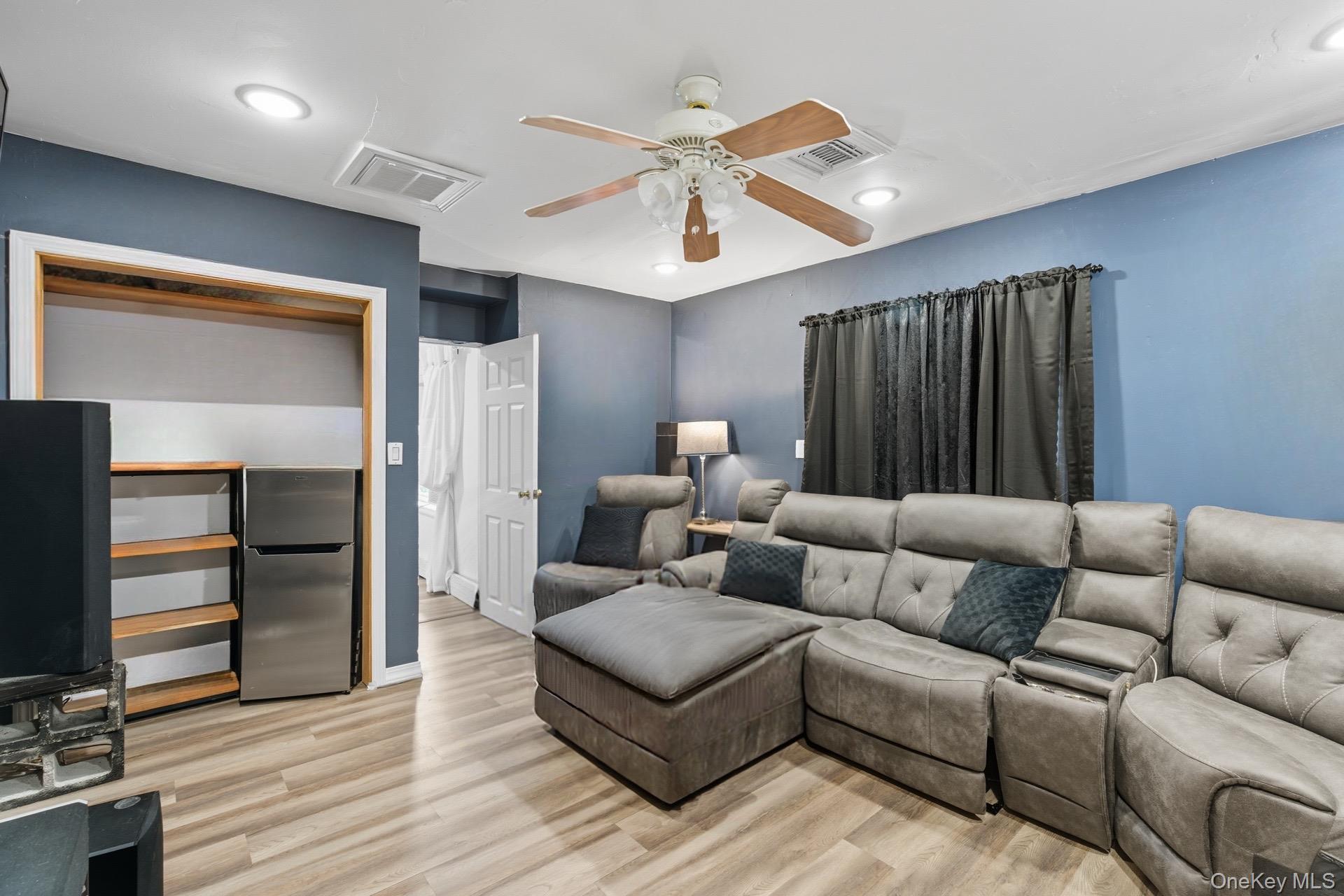 Single Family Trafalgar Suffolk County, NY 11967, MLS-918590-8