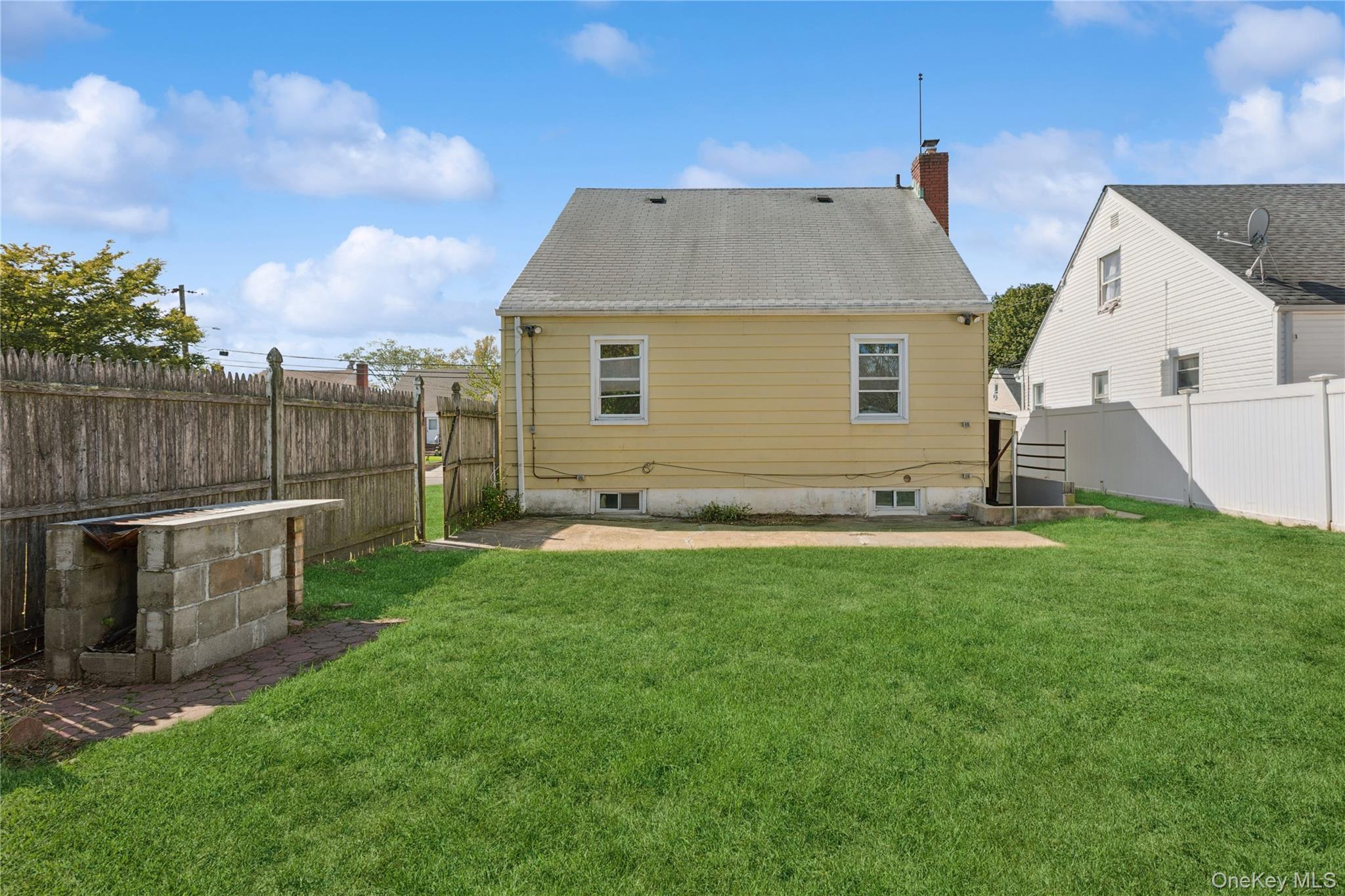 Single Family Locust Nassau County, NY 11553, MLS-918610-23