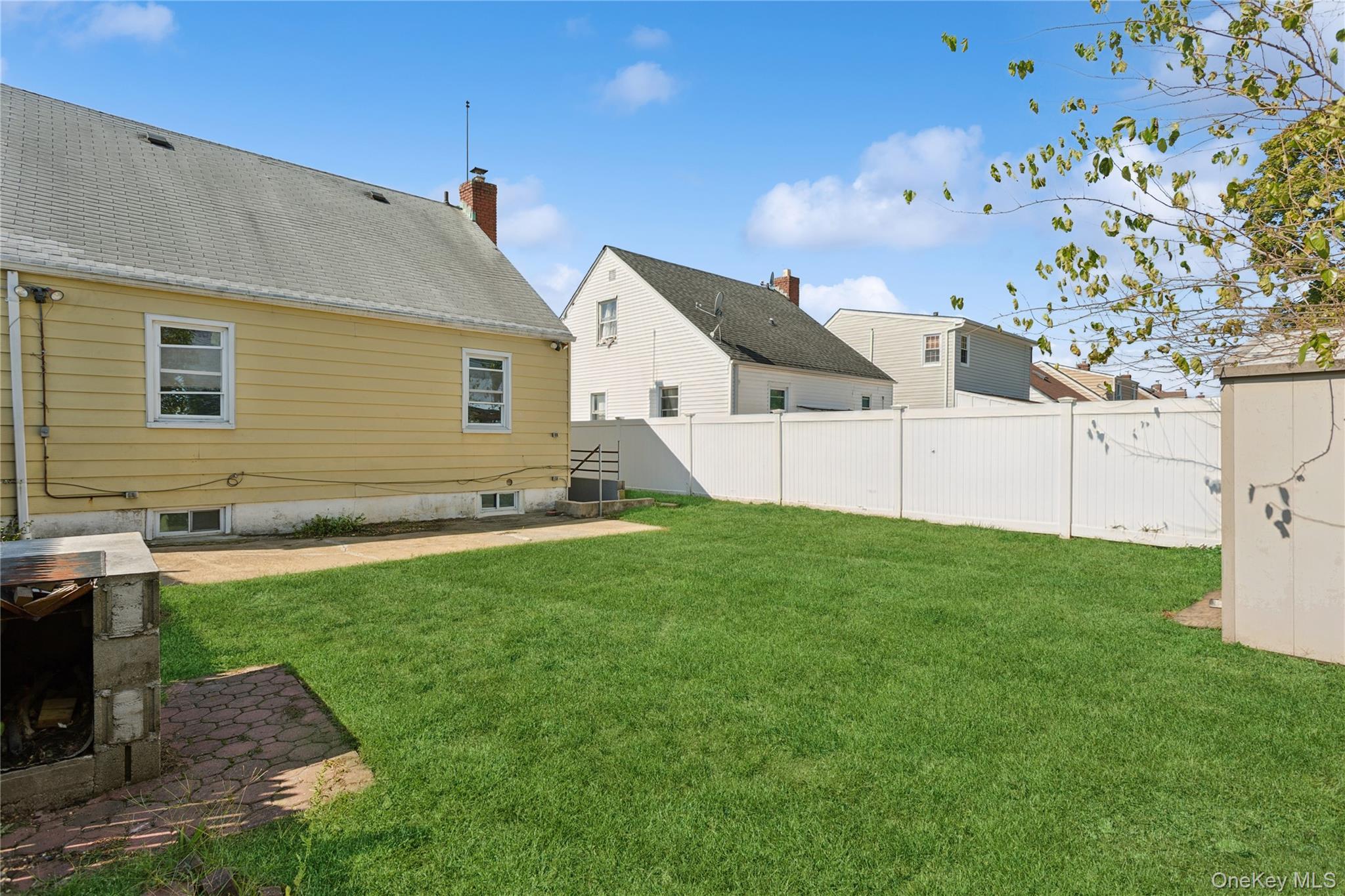 Single Family Locust Nassau County, NY 11553, MLS-918610-25