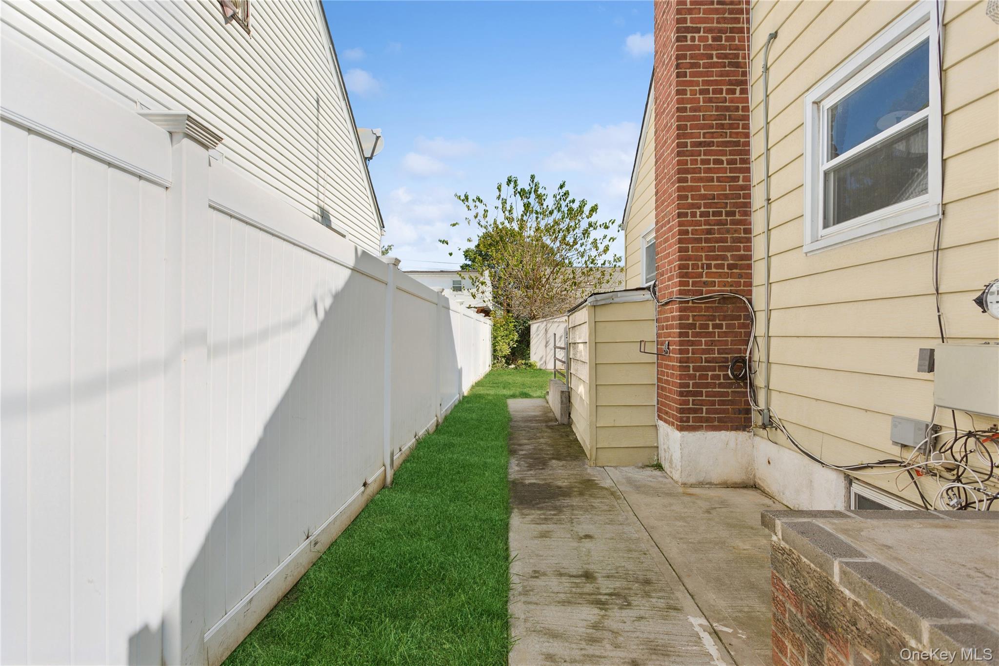 Single Family Locust Nassau County, NY 11553, MLS-918610-27