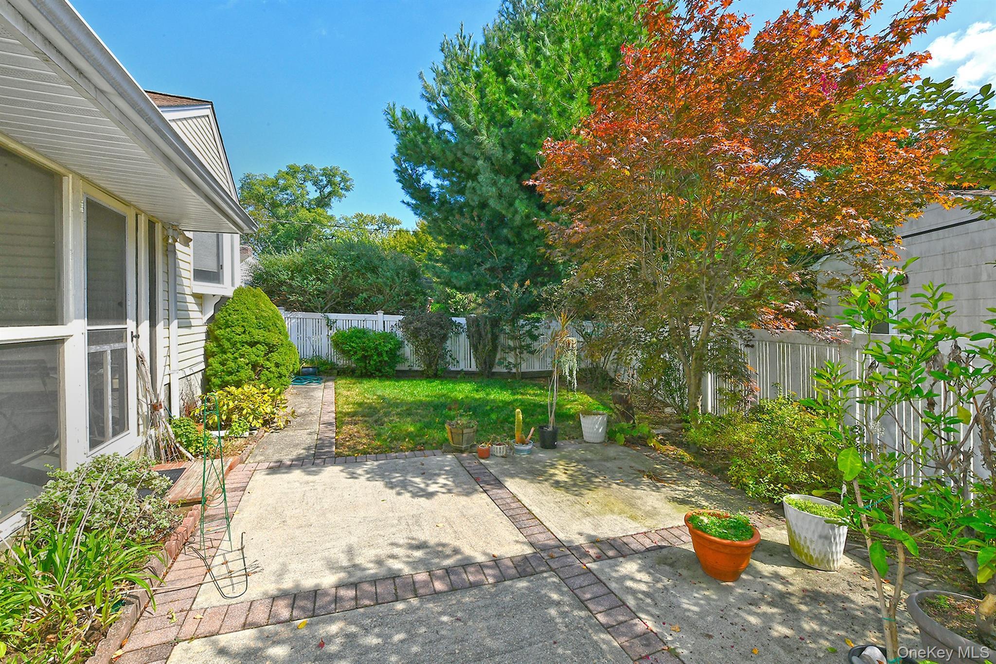 Single Family Crown  Nassau County, NY 11793, MLS-918867-27