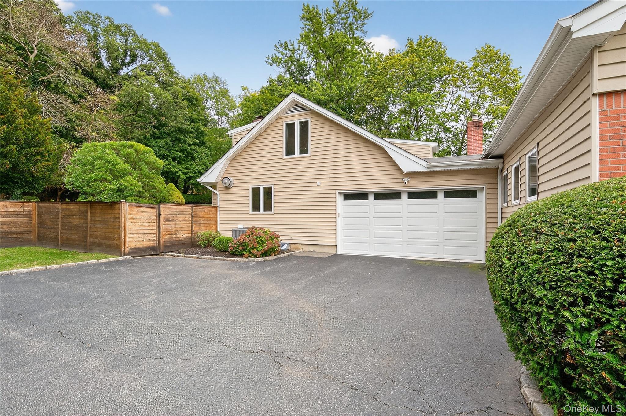 Single Family Park Suffolk County, NY 11743, MLS-918907-34