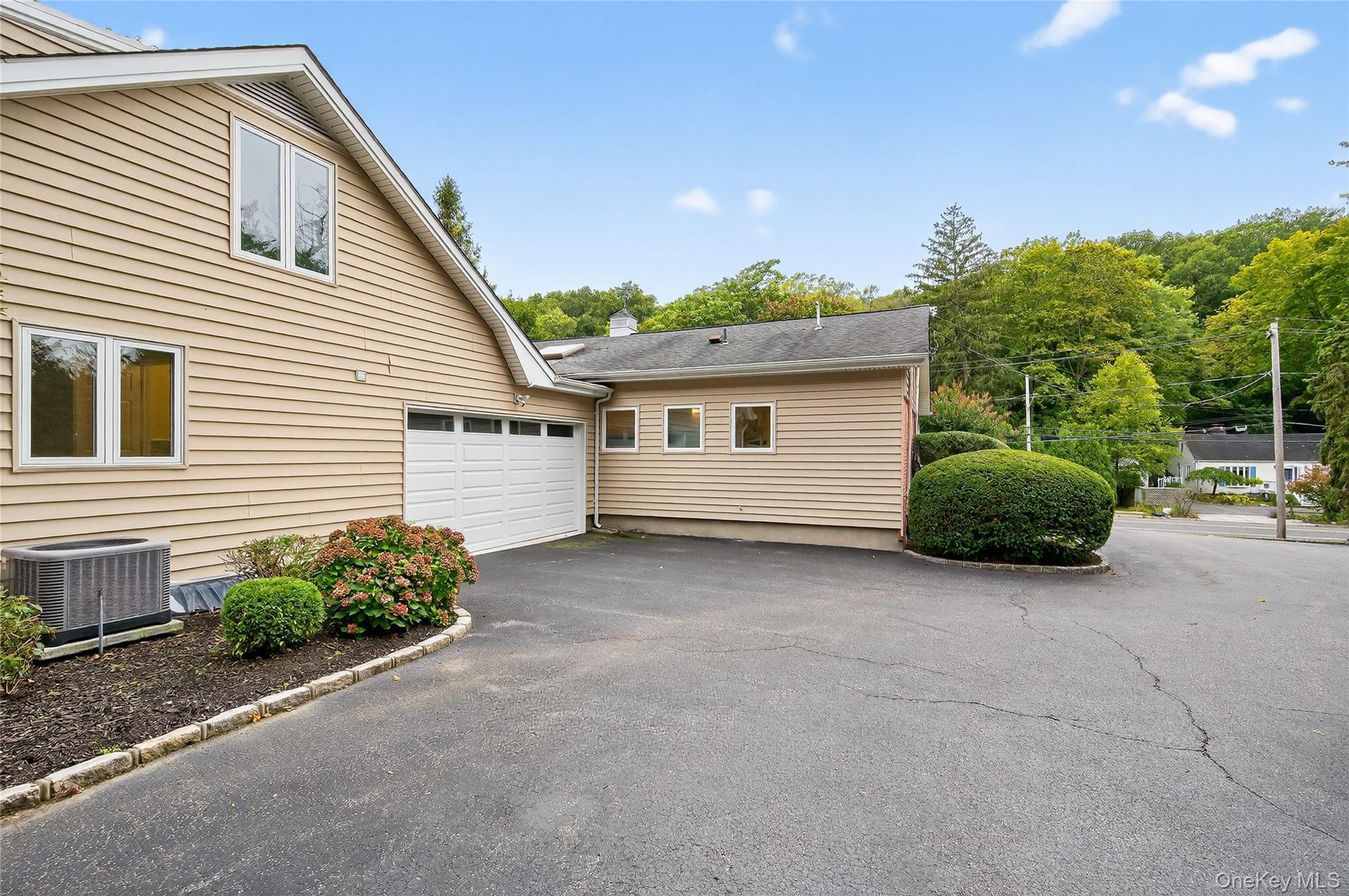 Single Family Park Suffolk County, NY 11743, MLS-918907-35