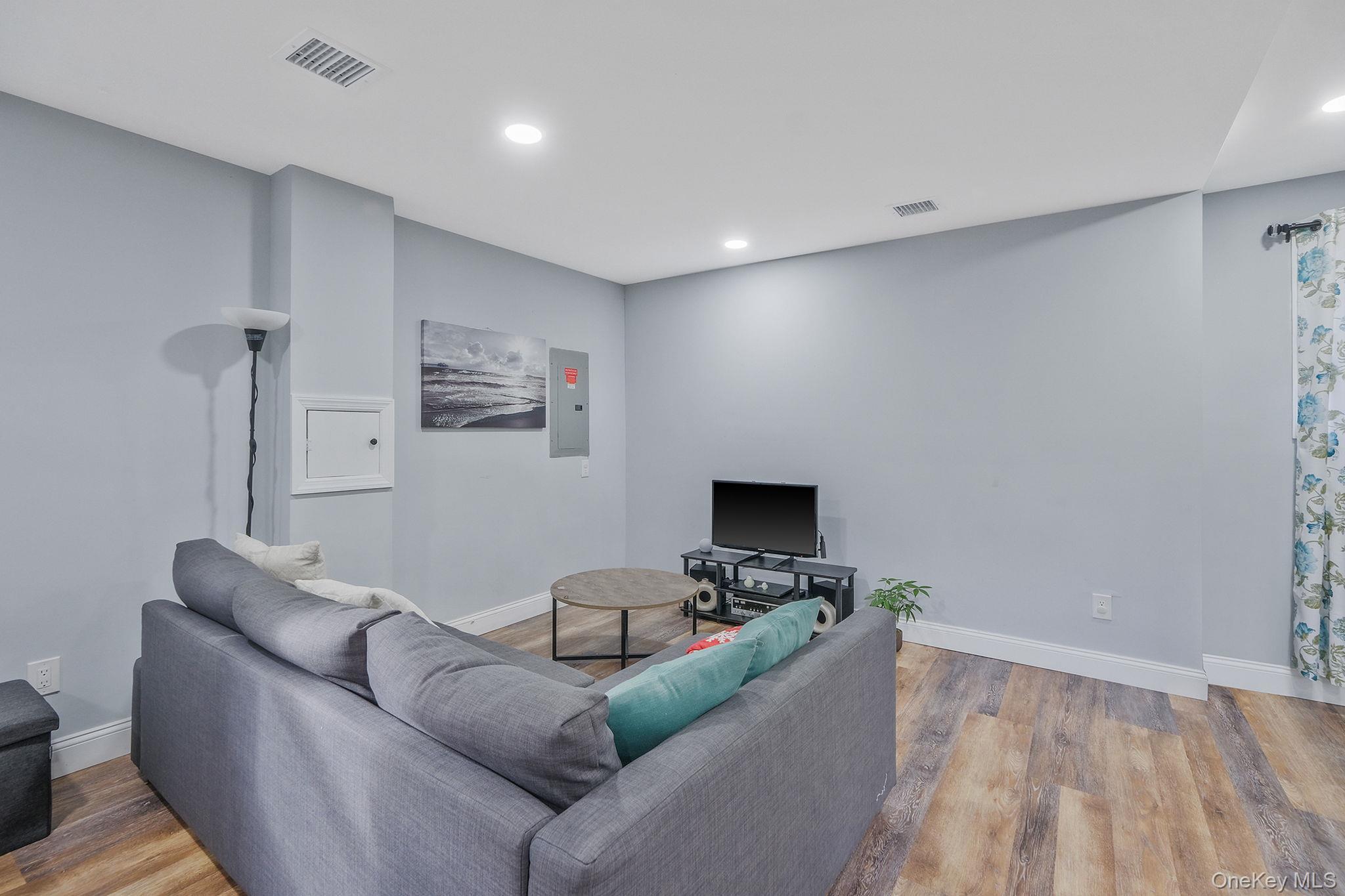 Single Family Bayside  Suffolk County, NY 11701, MLS-918945-33