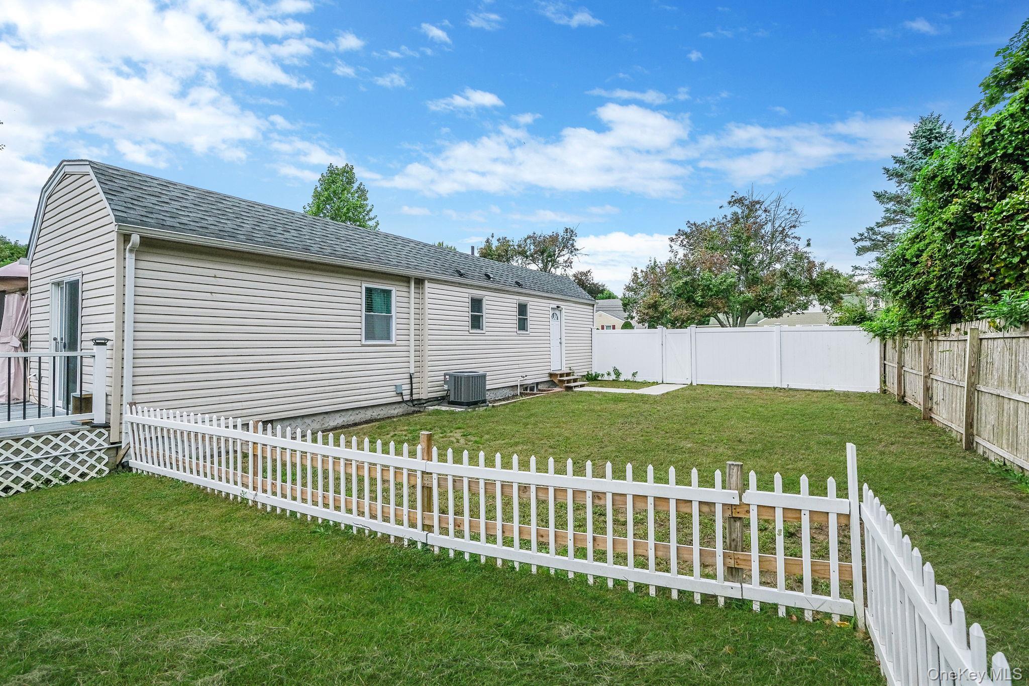 Single Family Bayside  Suffolk County, NY 11701, MLS-918945-39