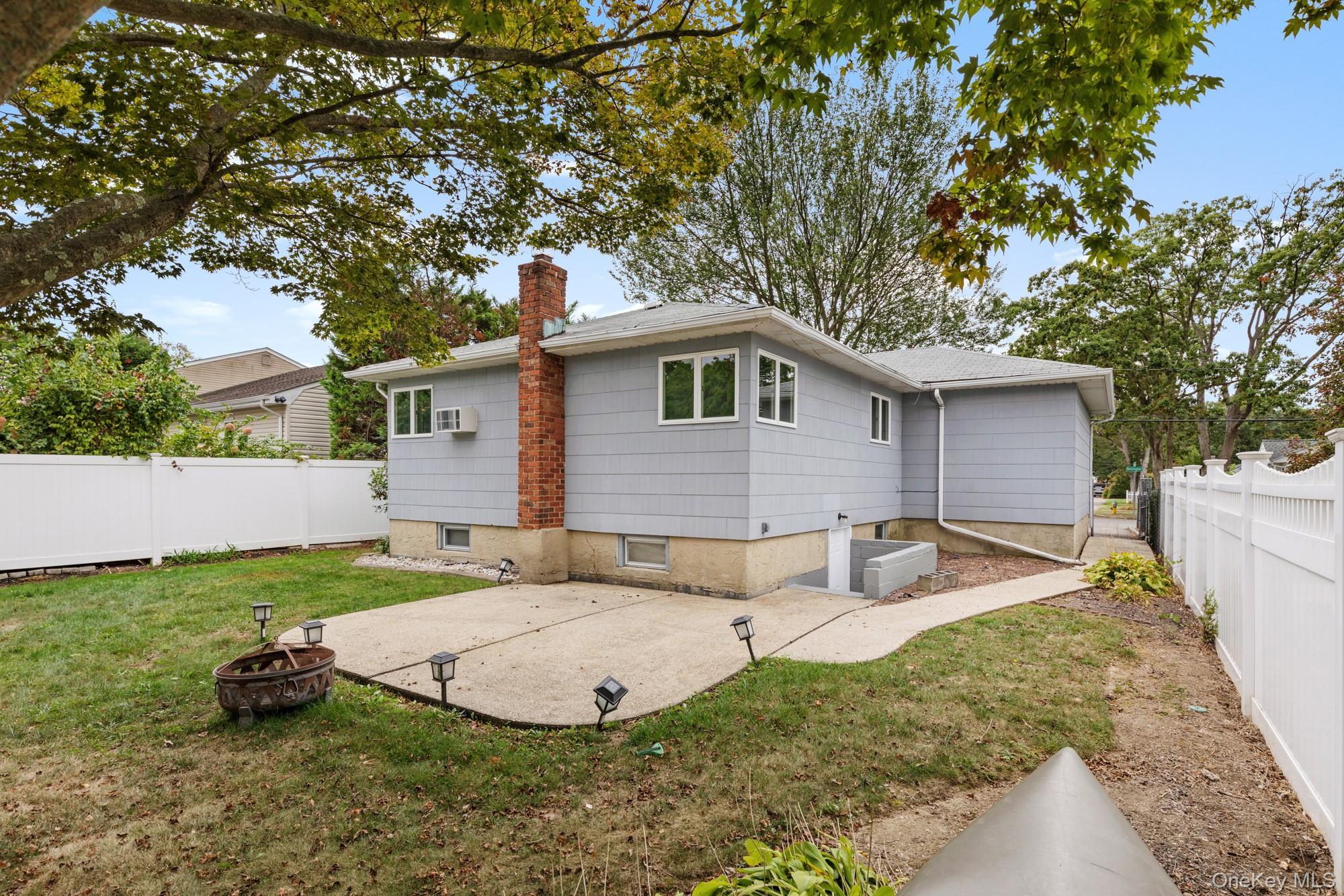 Single Family Wellington Suffolk County, NY 11729, MLS-919039-17