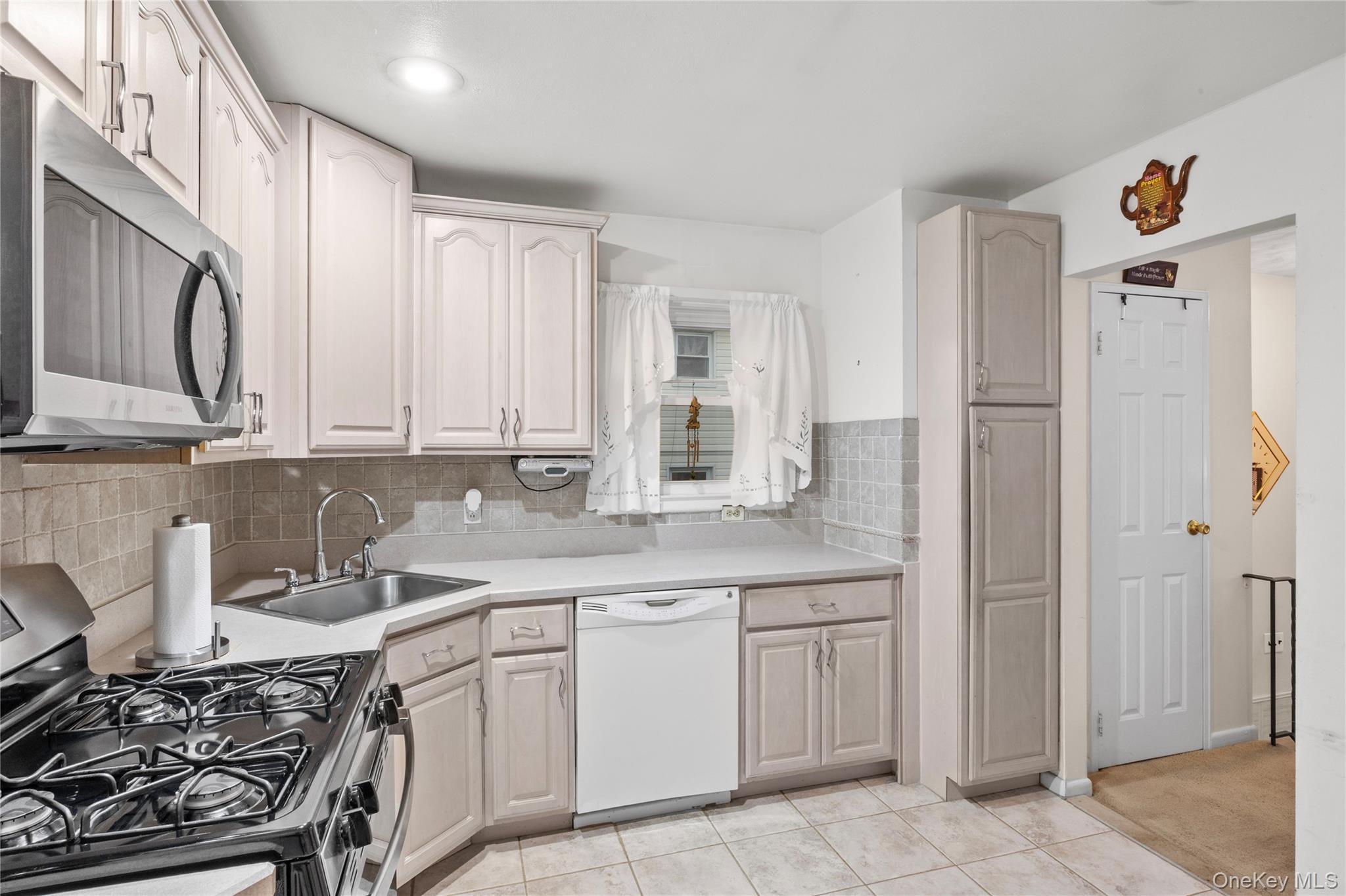 Single Family Carnegie Nassau County, NY 11003, MLS-919298-11