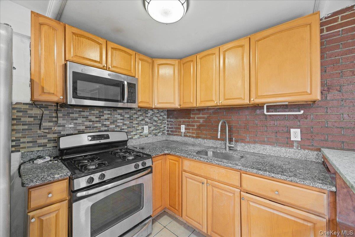 Single Family Irwin  Bronx, NY 10463, MLS-919749-5