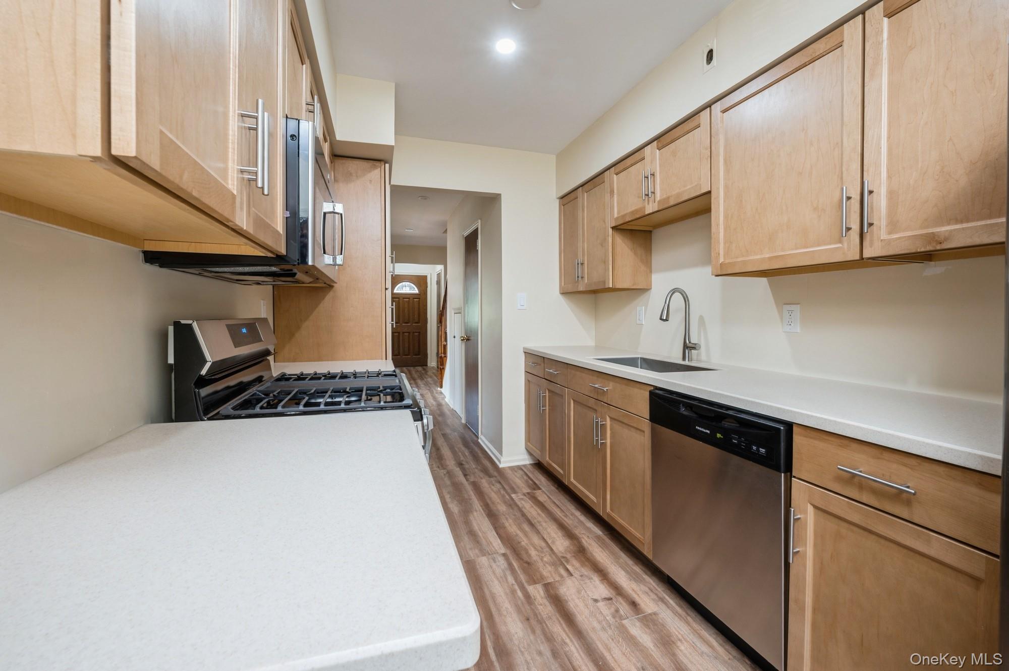 Single Family East 219th Bronx, NY 10469, MLS-919922-11