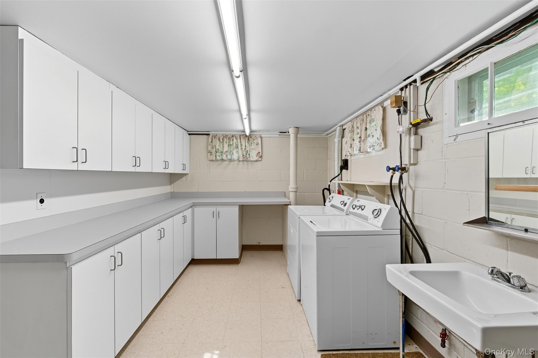 Single Family Manor Suffolk County, NY 11743, MLS-920116-33