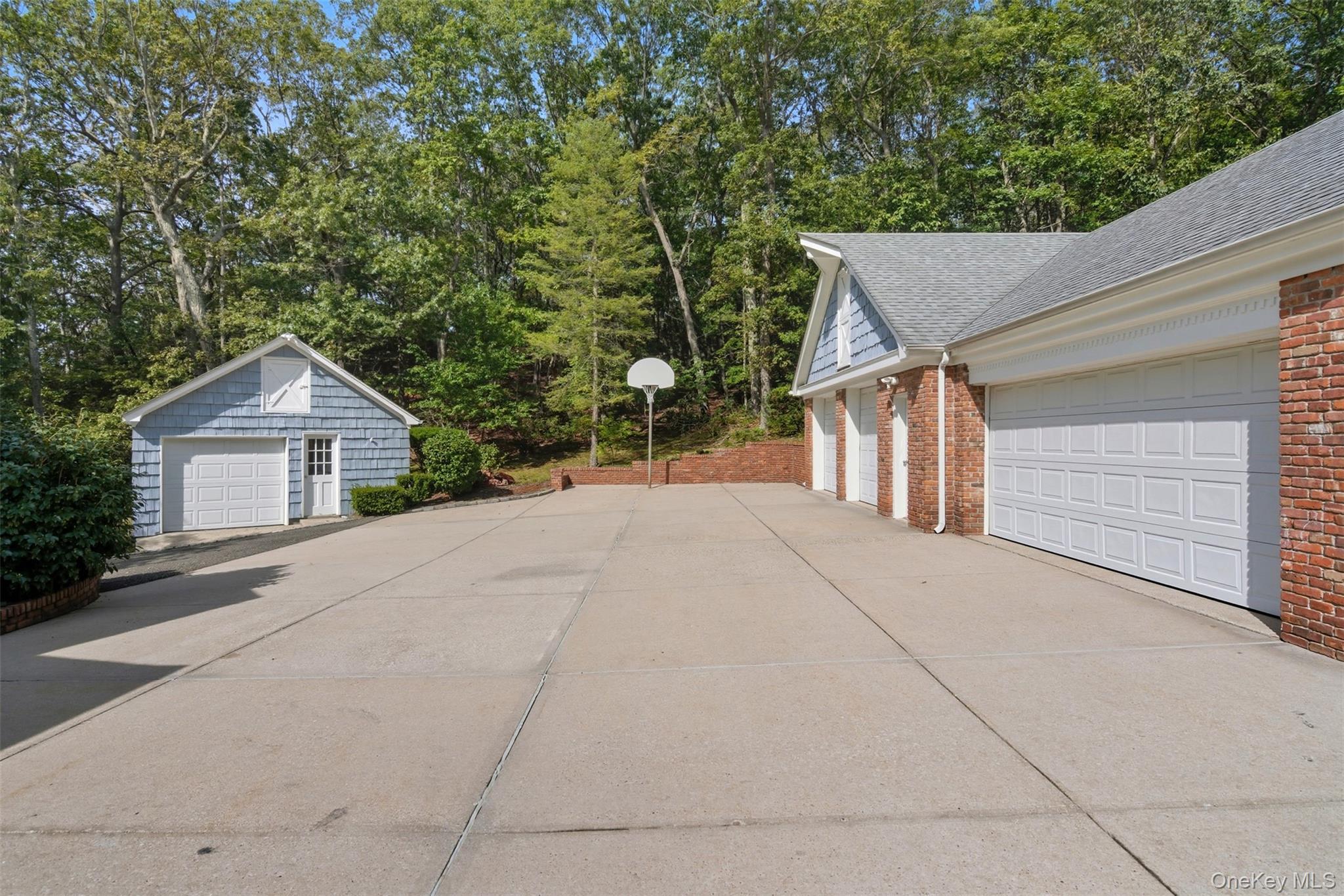 Single Family Manor Suffolk County, NY 11743, MLS-920116-38