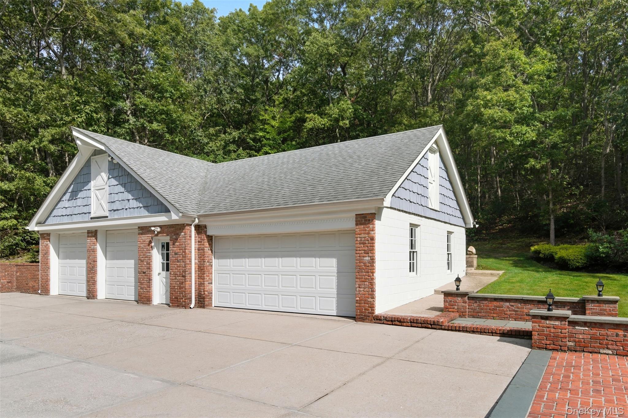 Single Family Manor Suffolk County, NY 11743, MLS-920116-39