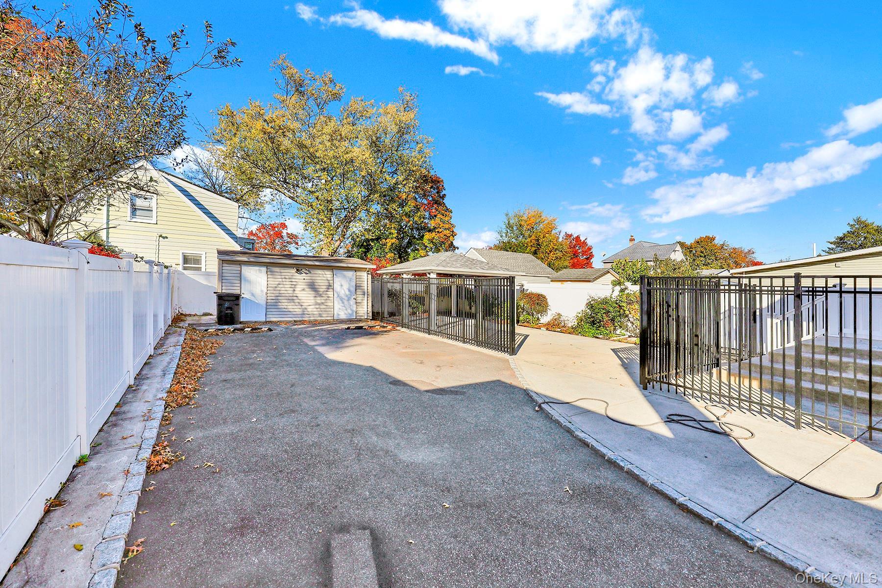 Single Family Woods  Nassau County, NY 11575, MLS-920129-27