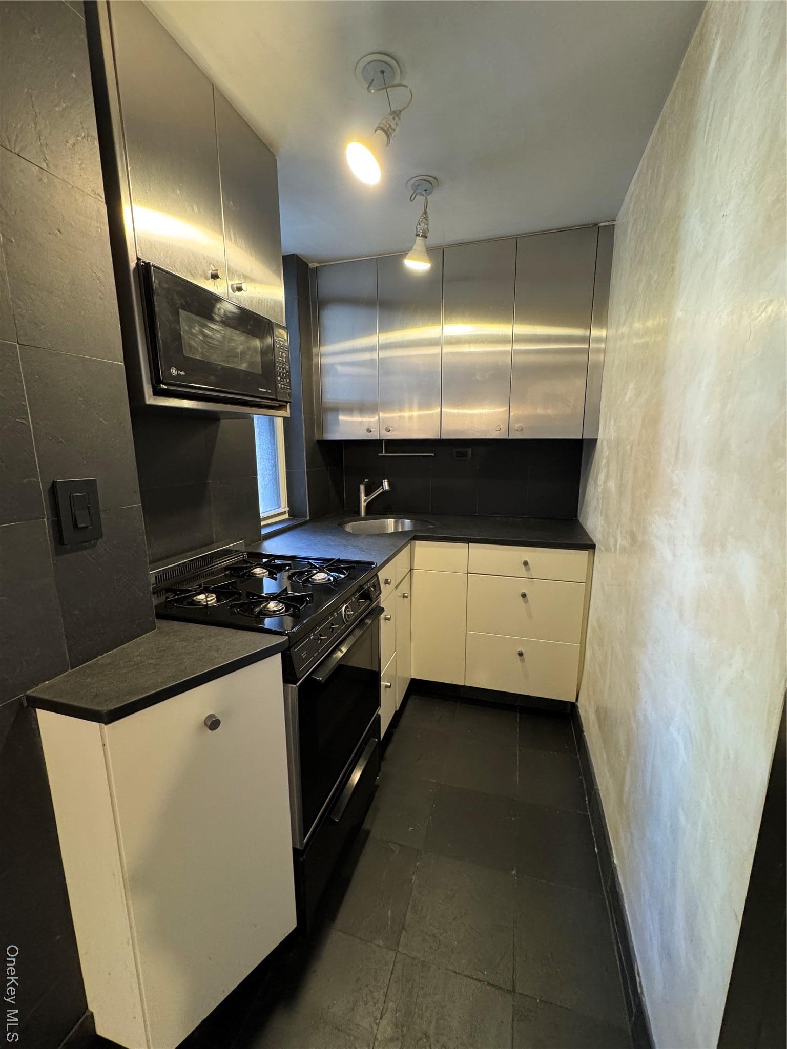 Coop E 53rd Street Manhattan, NY 10022, MLS-920131-12