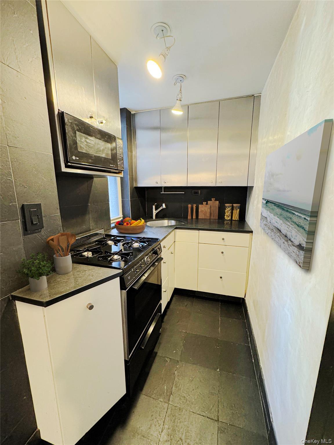 Coop E 53rd Street Manhattan, NY 10022, MLS-920131-8